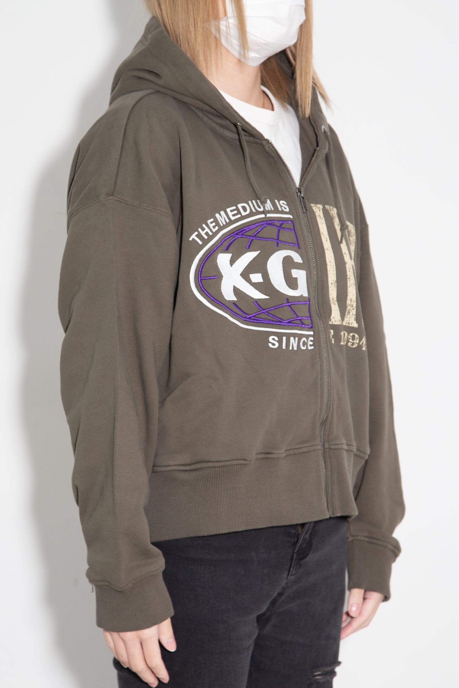 ［ラスト1点 サイズM］PANELED GRAPHIC ZIP UP SWEAT HOODIE / オリーブ