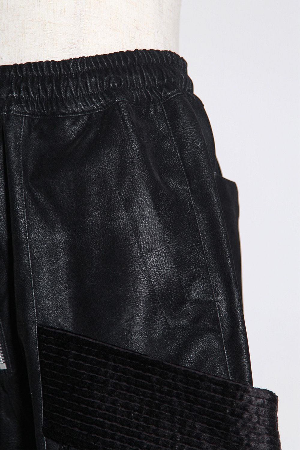 シンセティックレザーベルトカーゴショーツ / BELT CARGO SHORTS / ブラック / ag-12052