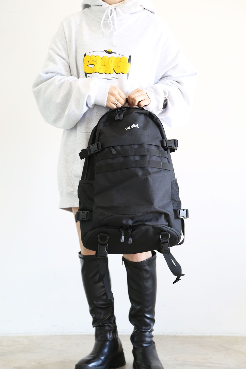 【人気定番商品】MILLS LOGO ADVENTURE BACKPACK / ブラック
