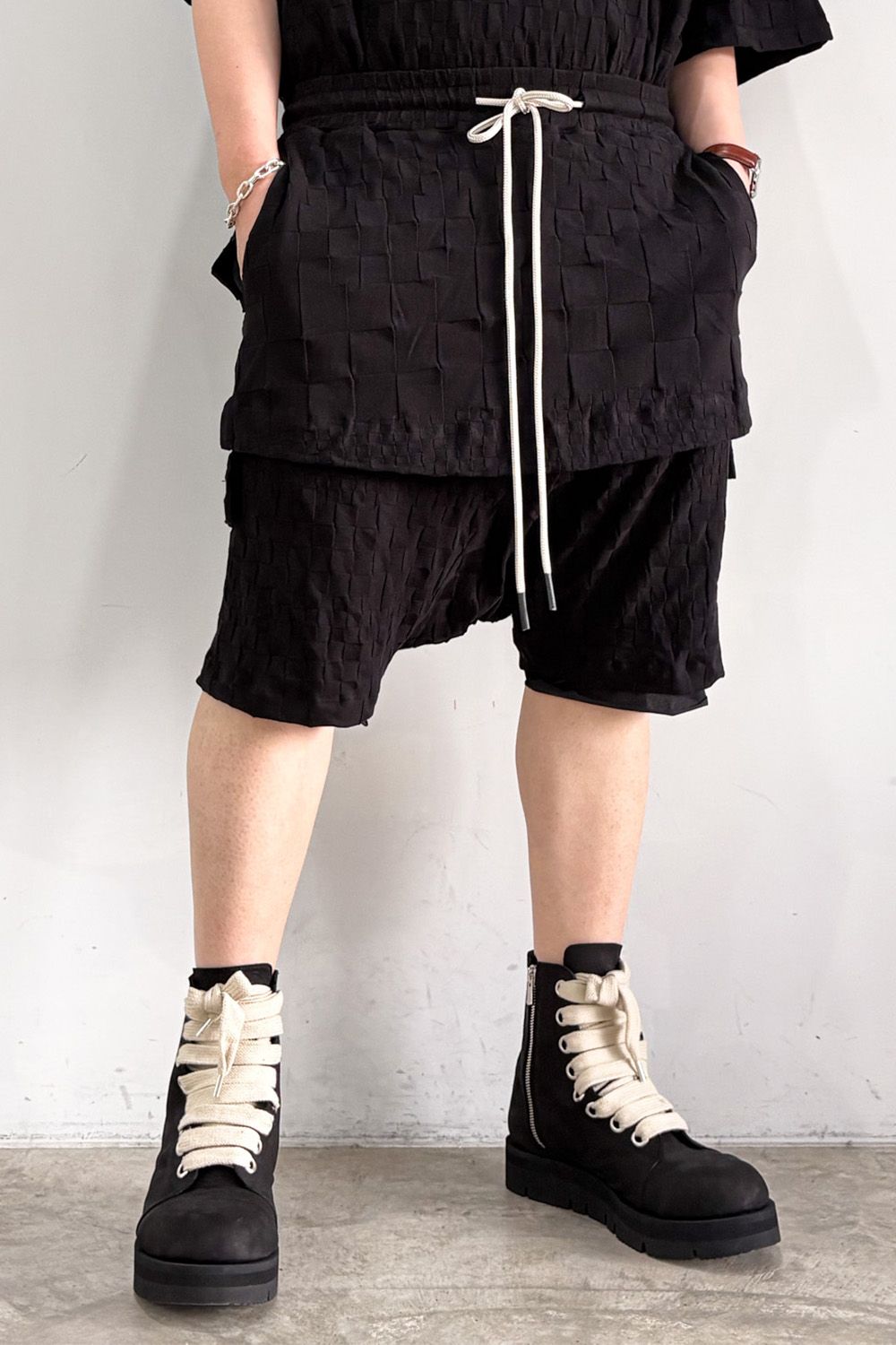 GRADIENT PLAID PATTERN LAYERED SHORTS / ブラック