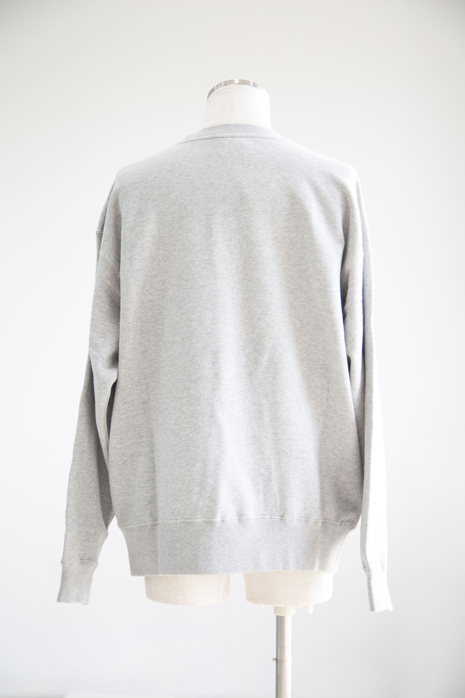 TRIBAL SHAPED LOGO PATCH CREWNECK SWEAT TOP / アッシュ