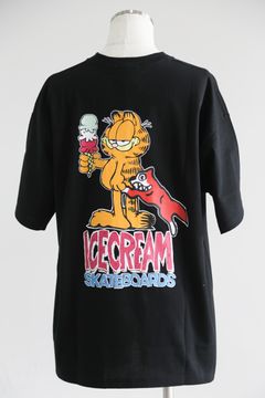 [ラスト1点 サイズL] 【ICECREAM x GARFIELD】 COTTON T-SHIRT SKATEBOADS / ブラック