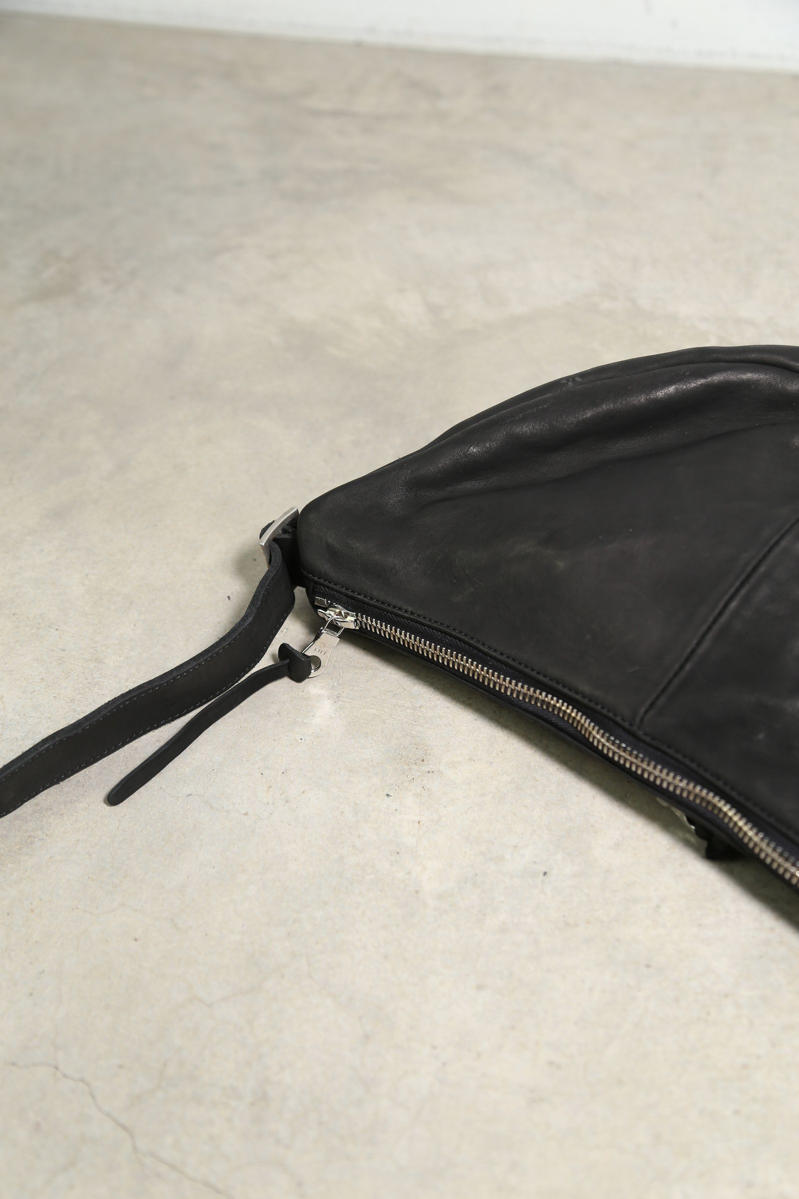[9月〜10月入荷予定] DOUBLE SHOULDER GARMENT-DYED SHOULDER BAG / ブラック