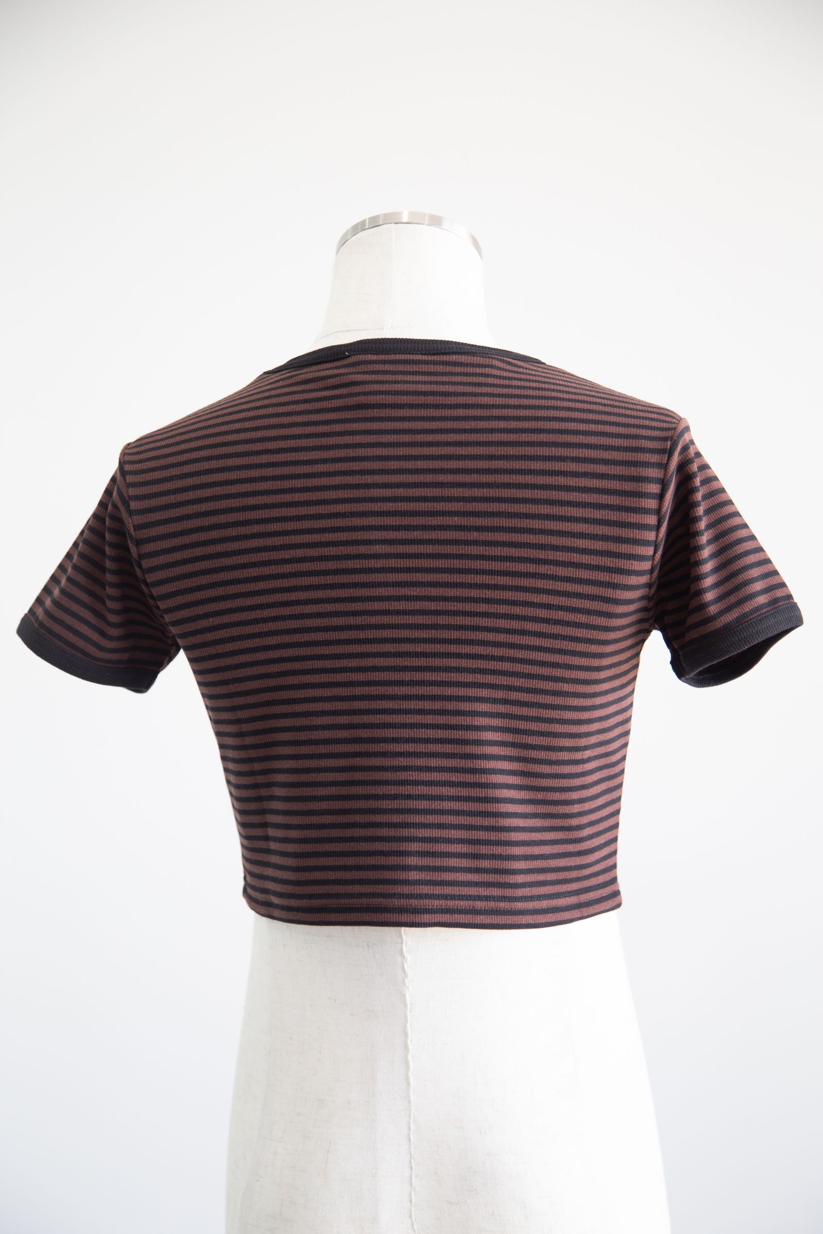 OUTLINE OVAL LOGO S/S TOP / ブラウン