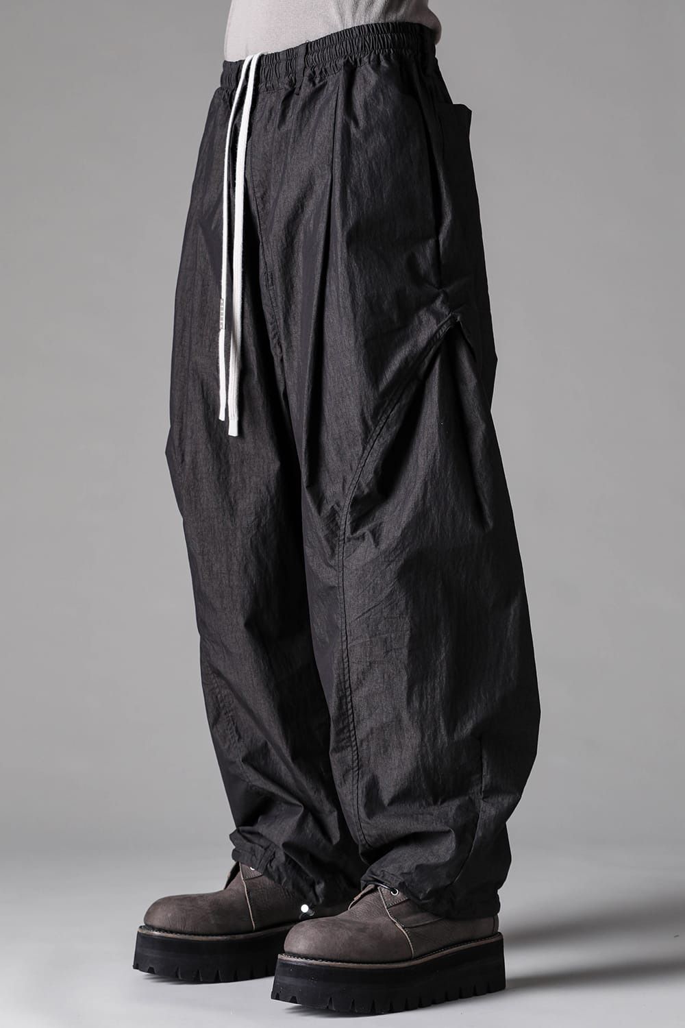 Side Tuck Tapared Pants