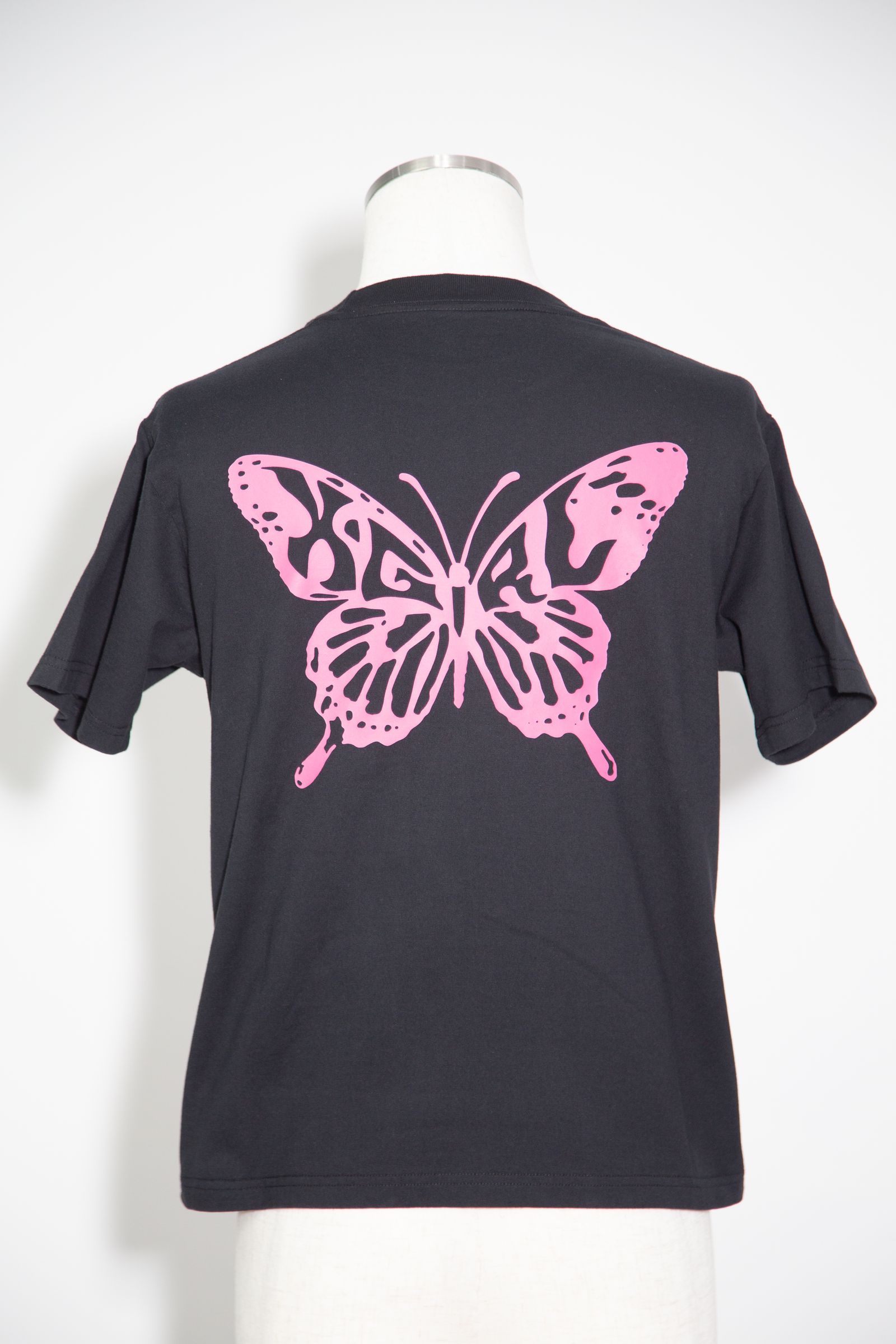 BUTTERFLY SILHOUETTE LOGO S/S TEE / ブラック