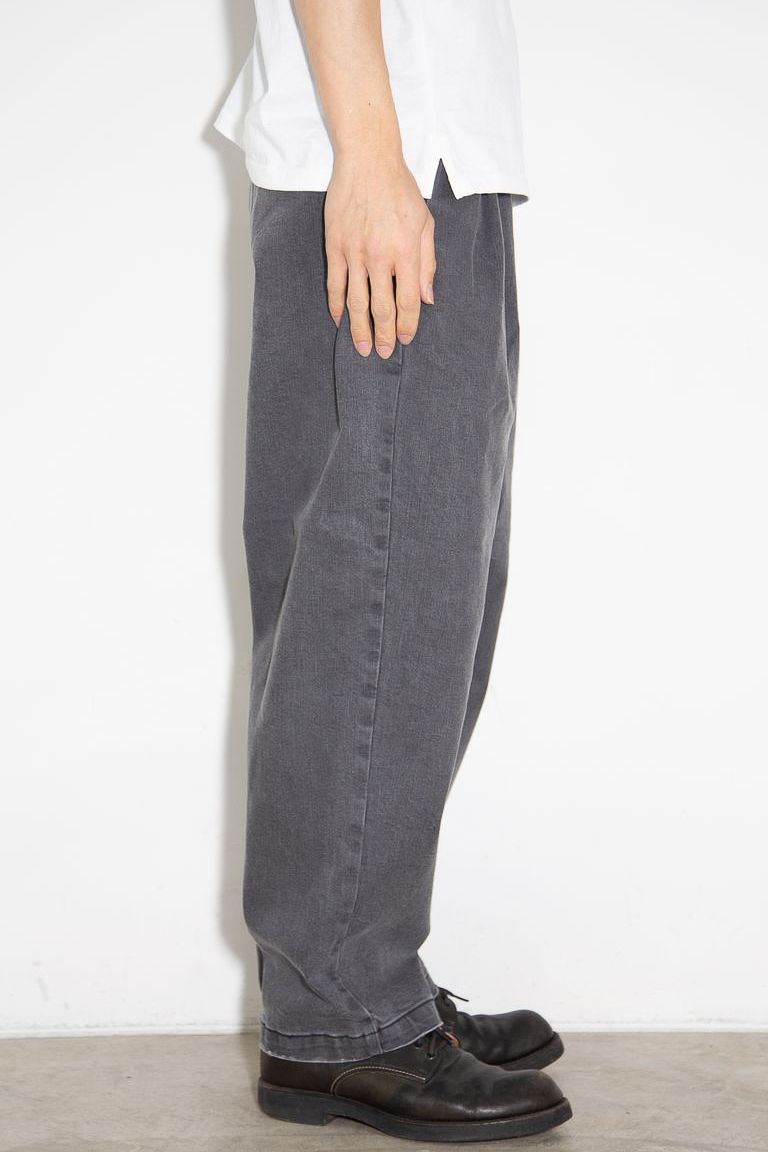 SUPIMA CO STRETCH DENIM BELTED TAPERED FIT TROUSERS / ダークグレー