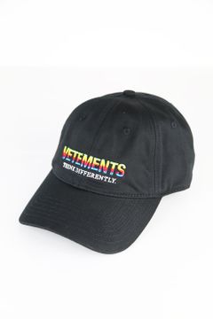 THINK DIFFERENTLY LOGO CAP / ブラック