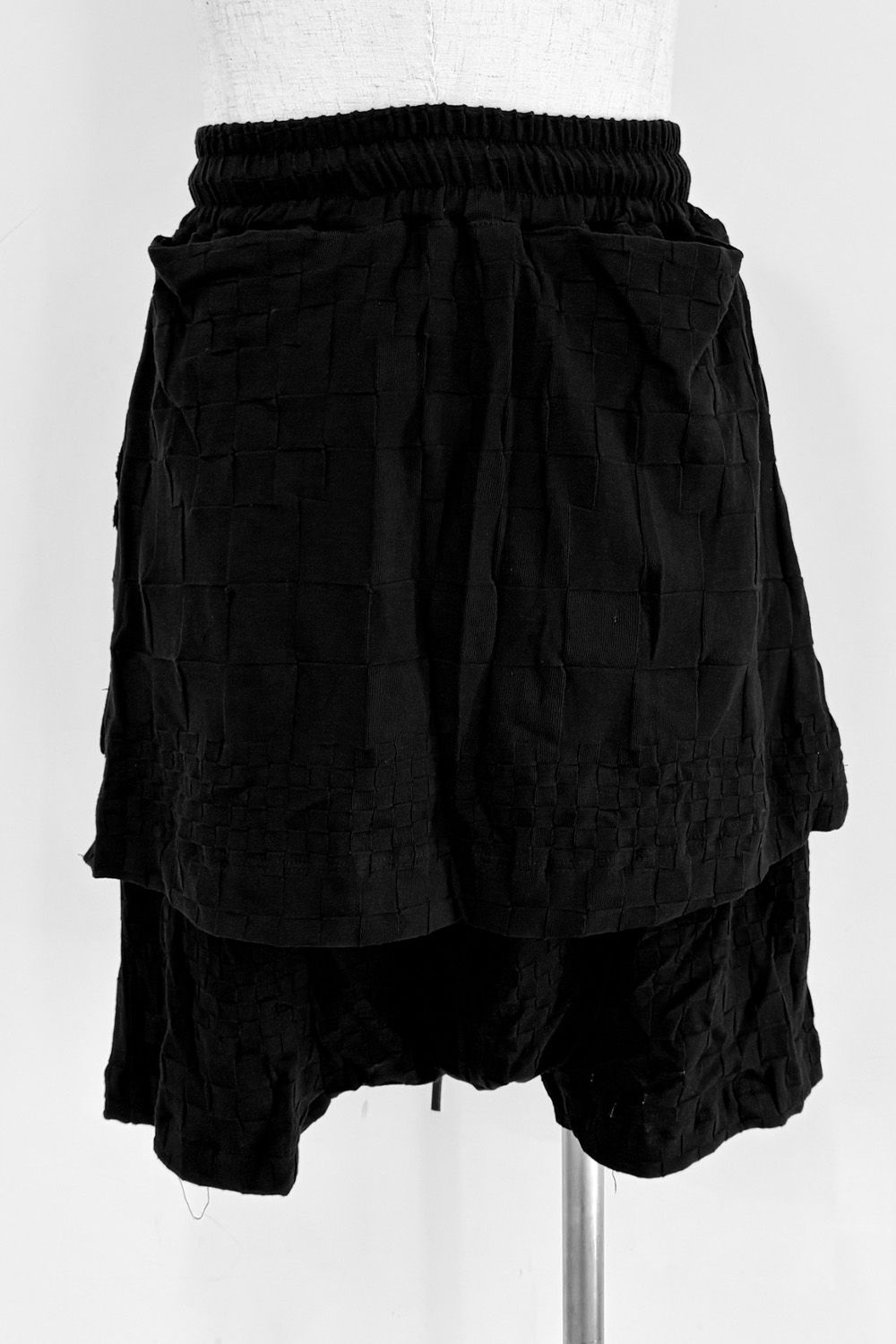 GRADIENT PLAID PATTERN LAYERED SHORTS / ブラック