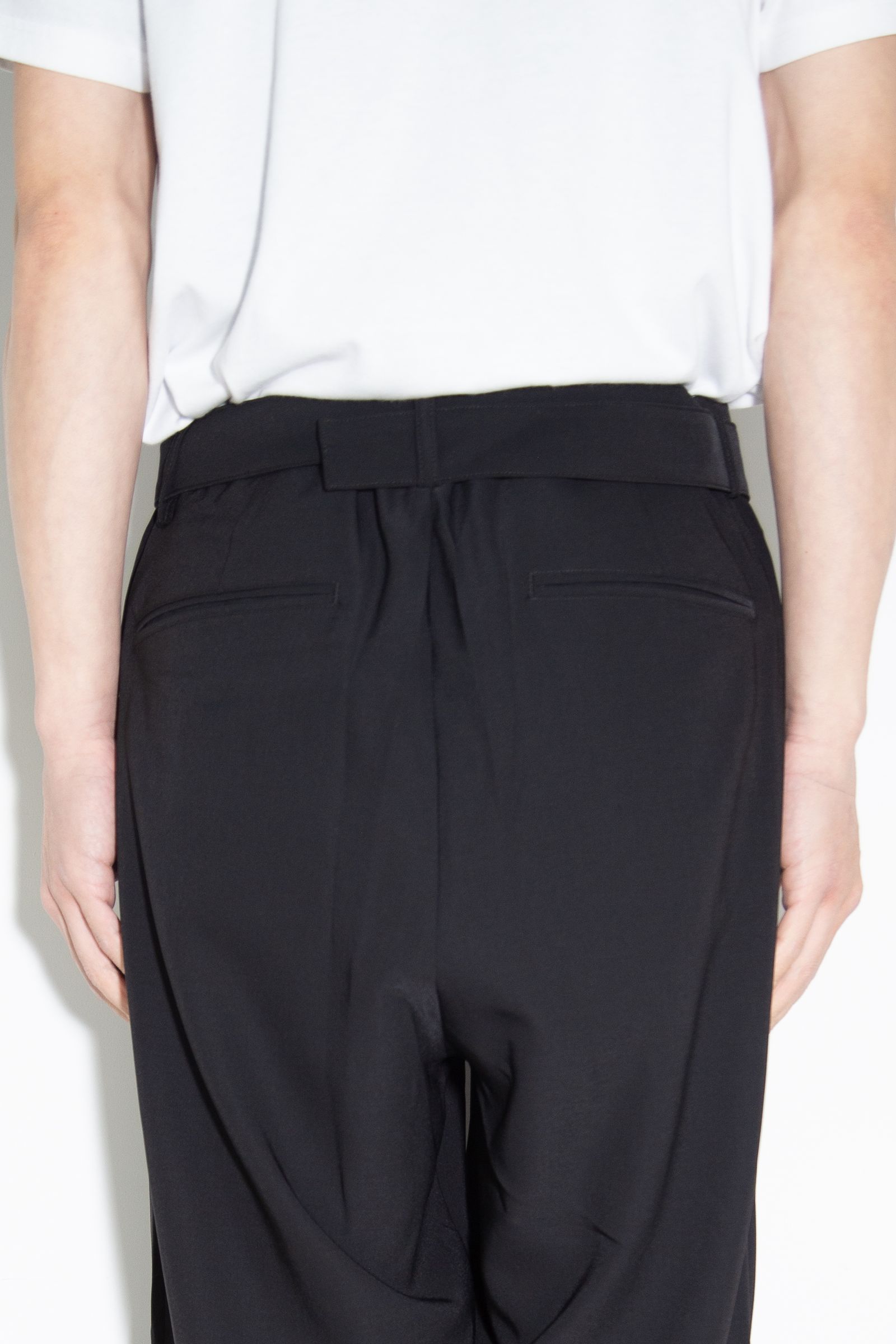 PE CONPACT TWILL BELTED FIT TROUSERS / ブラック