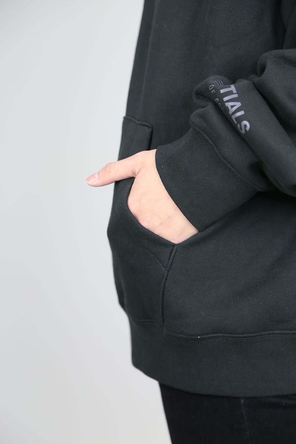 FRONT LOGO HOODIE / ブラック
