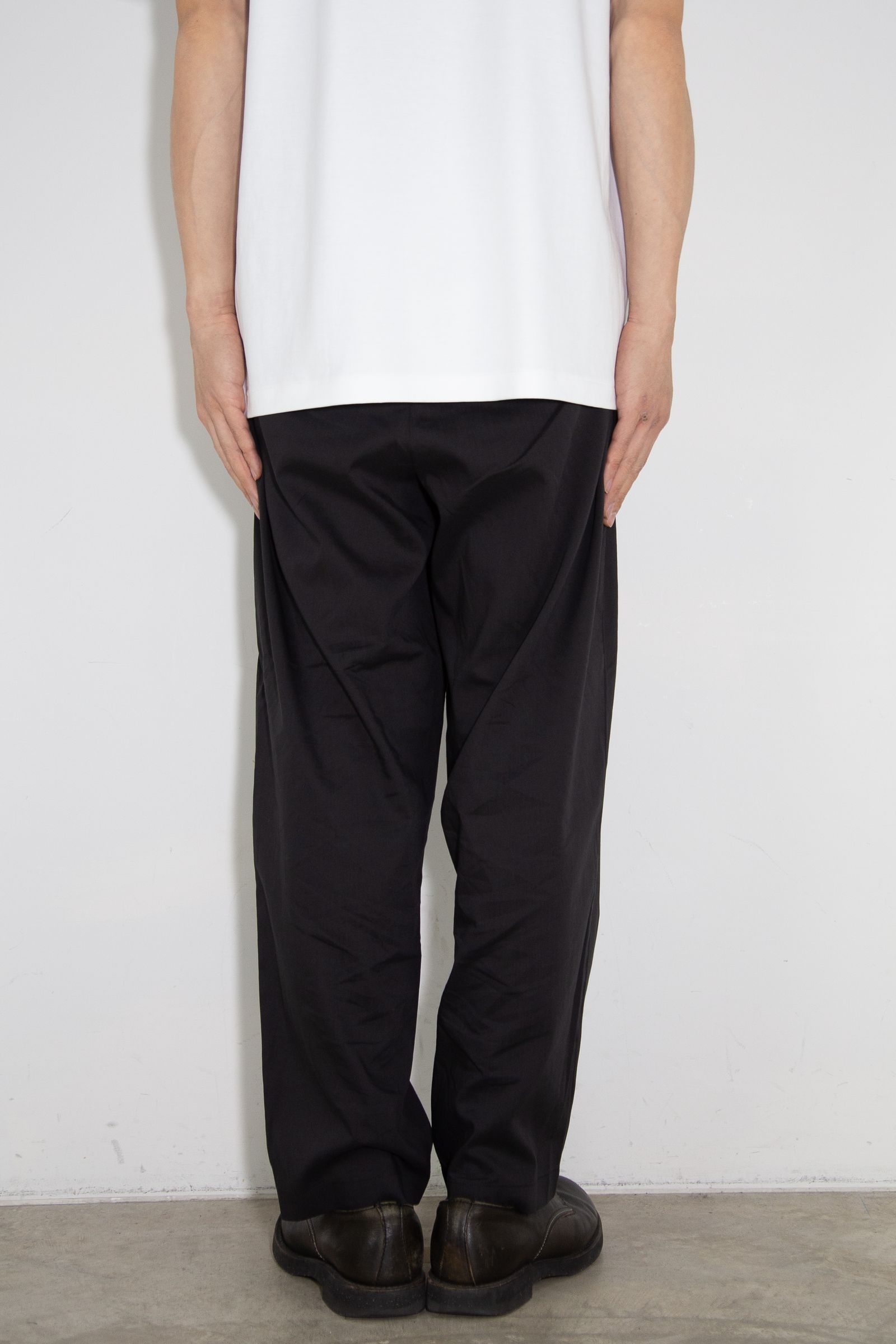 PE/LI POPLIN BELTED TAPERED FIT TROUSERS / ブラック