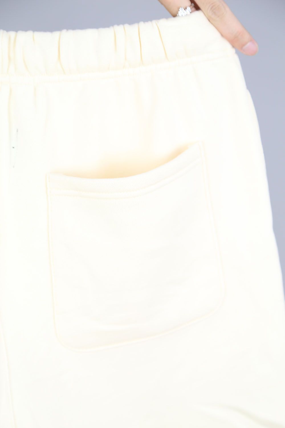 RUBBER TAG PRINT SWEAT SHORTS / クリーム