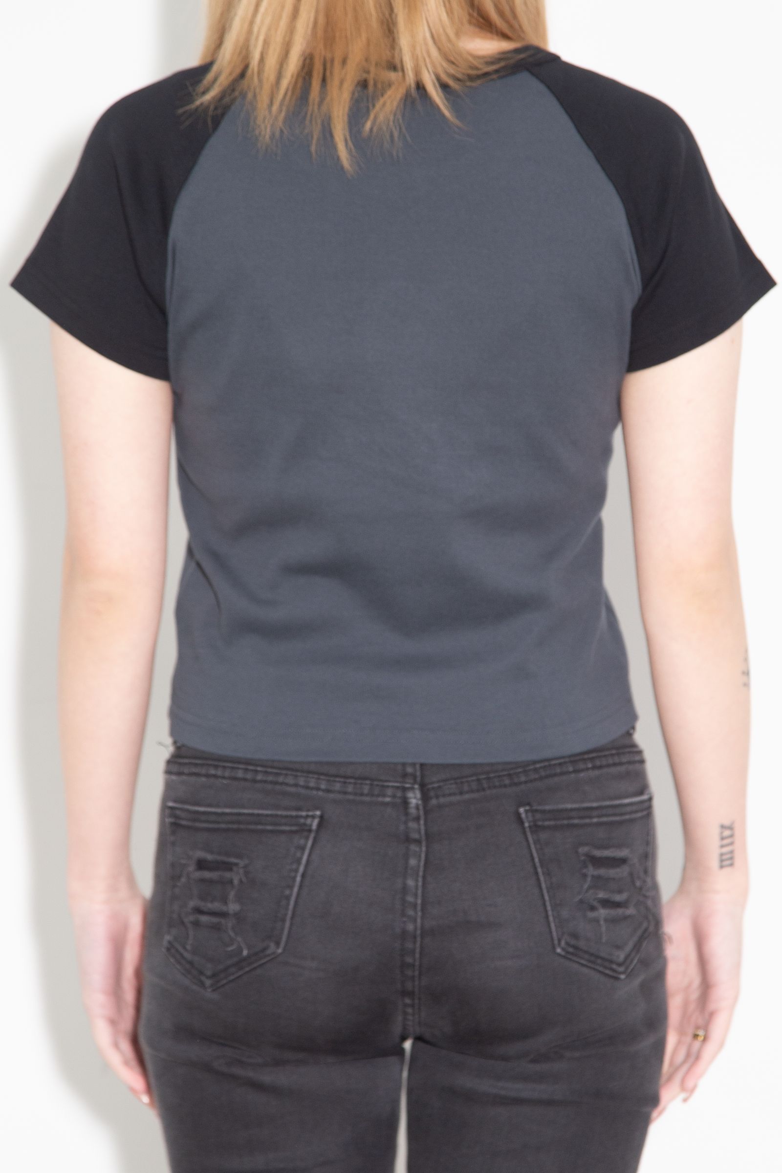 [ラスト1点 ] FACE EMBROIDERED PATCH RAGLAN S/S BABY TEE / チャコール