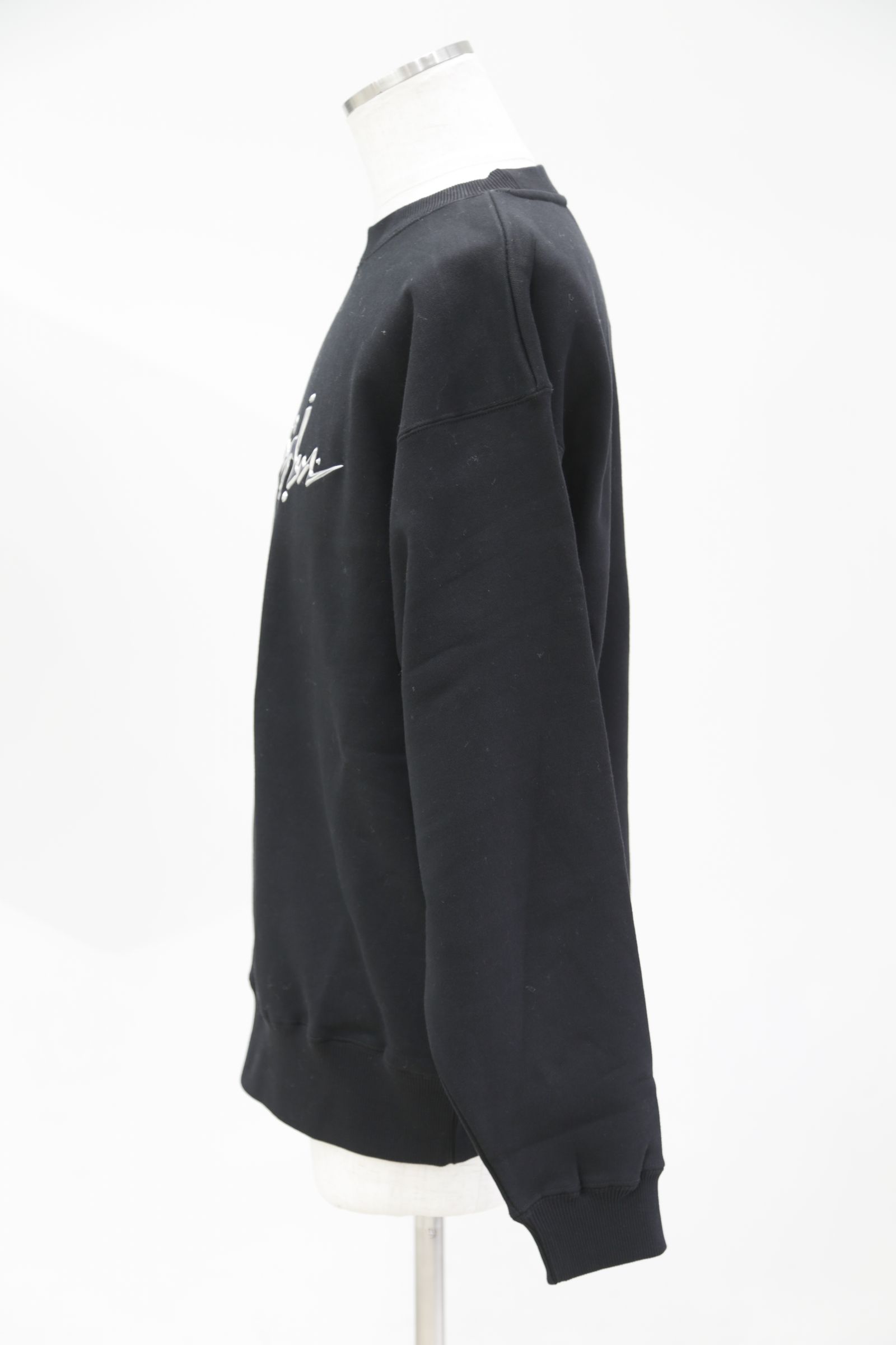 METALLIC DISTORTION LOGO SWEAT TOP / ブラック