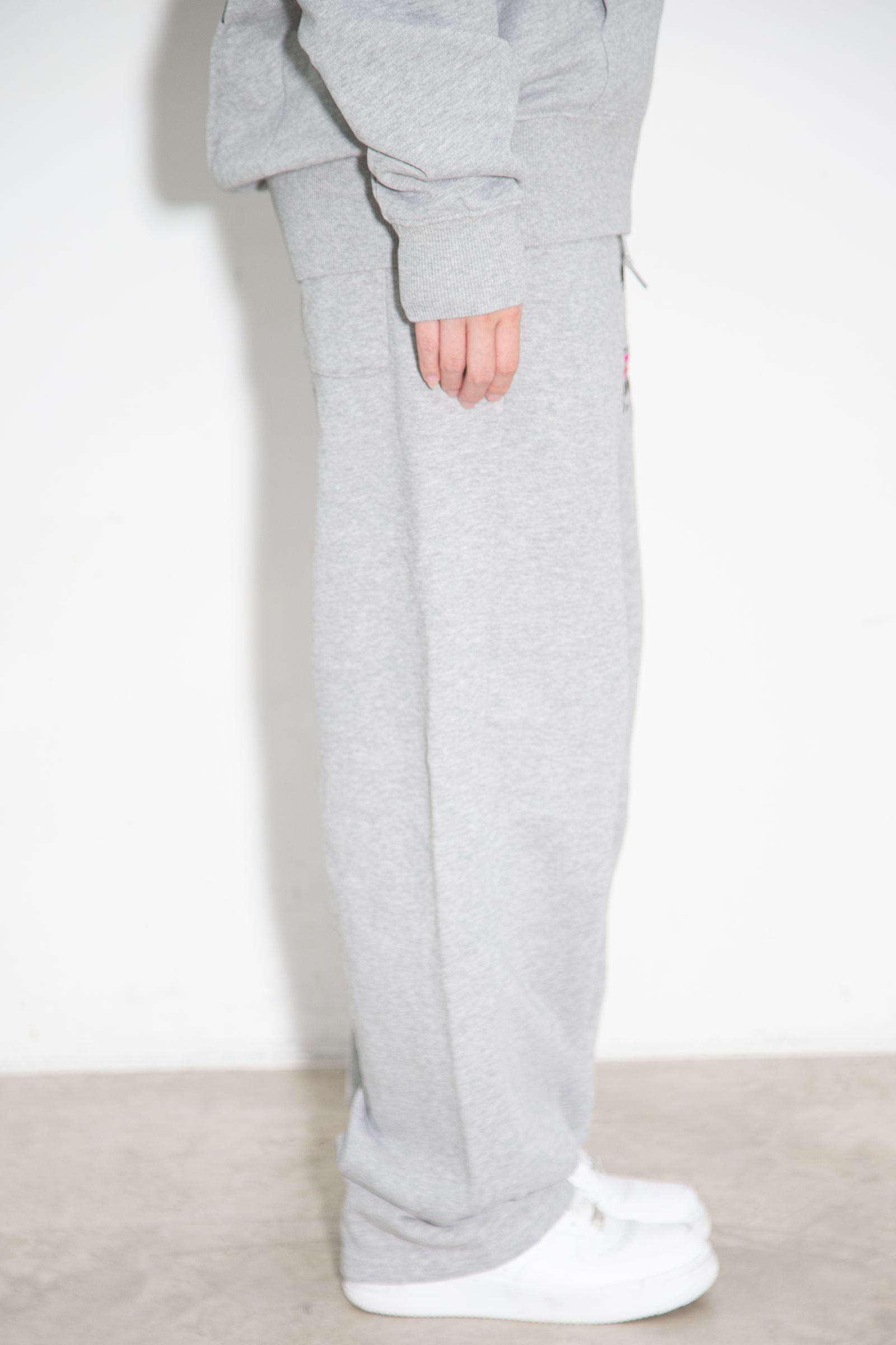 FACE BOX AND MESSAGE SWEATPANTS / アッシュ
