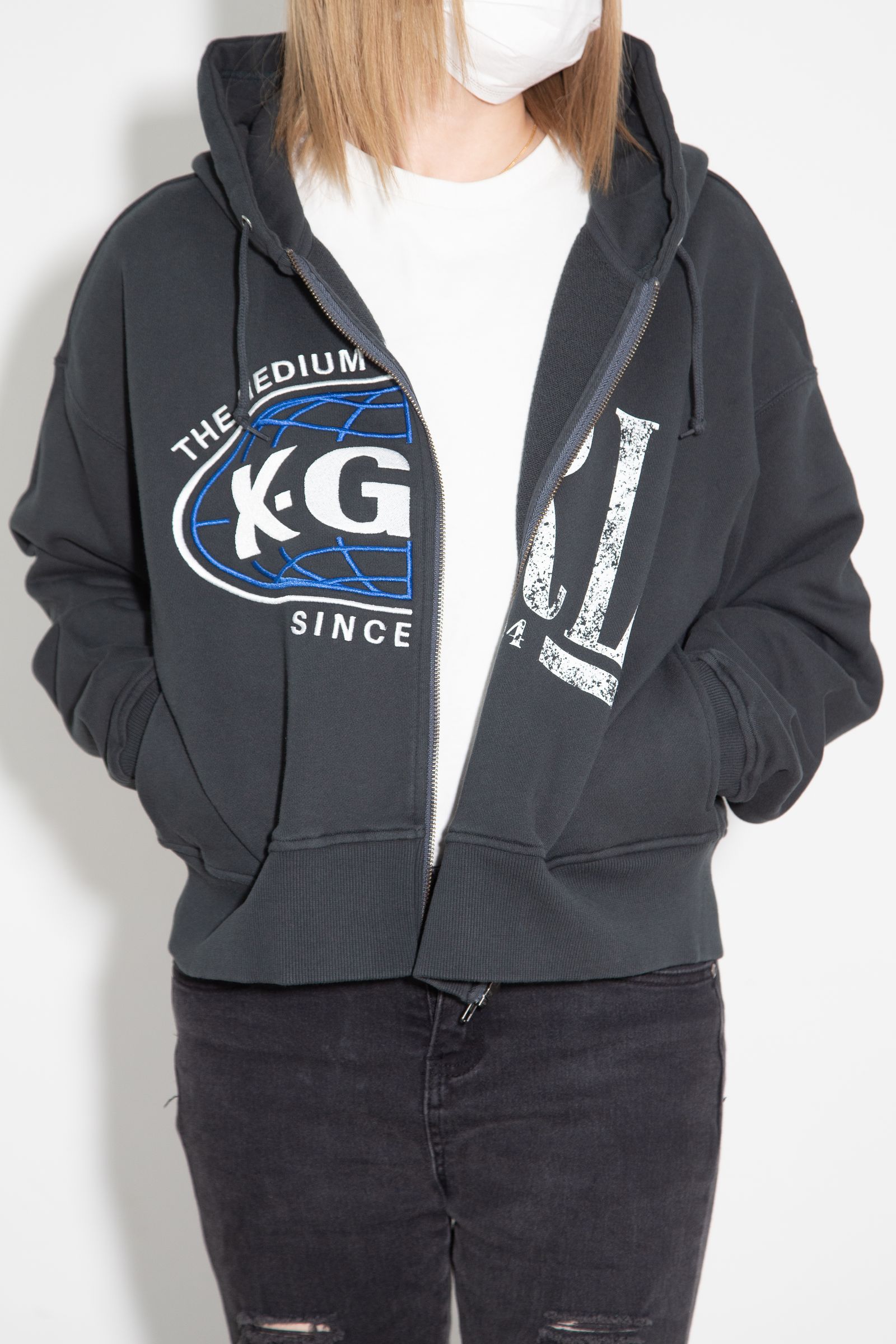 PANELED GRAPHIC ZIP UP SWEAT HOODIE / チャコール