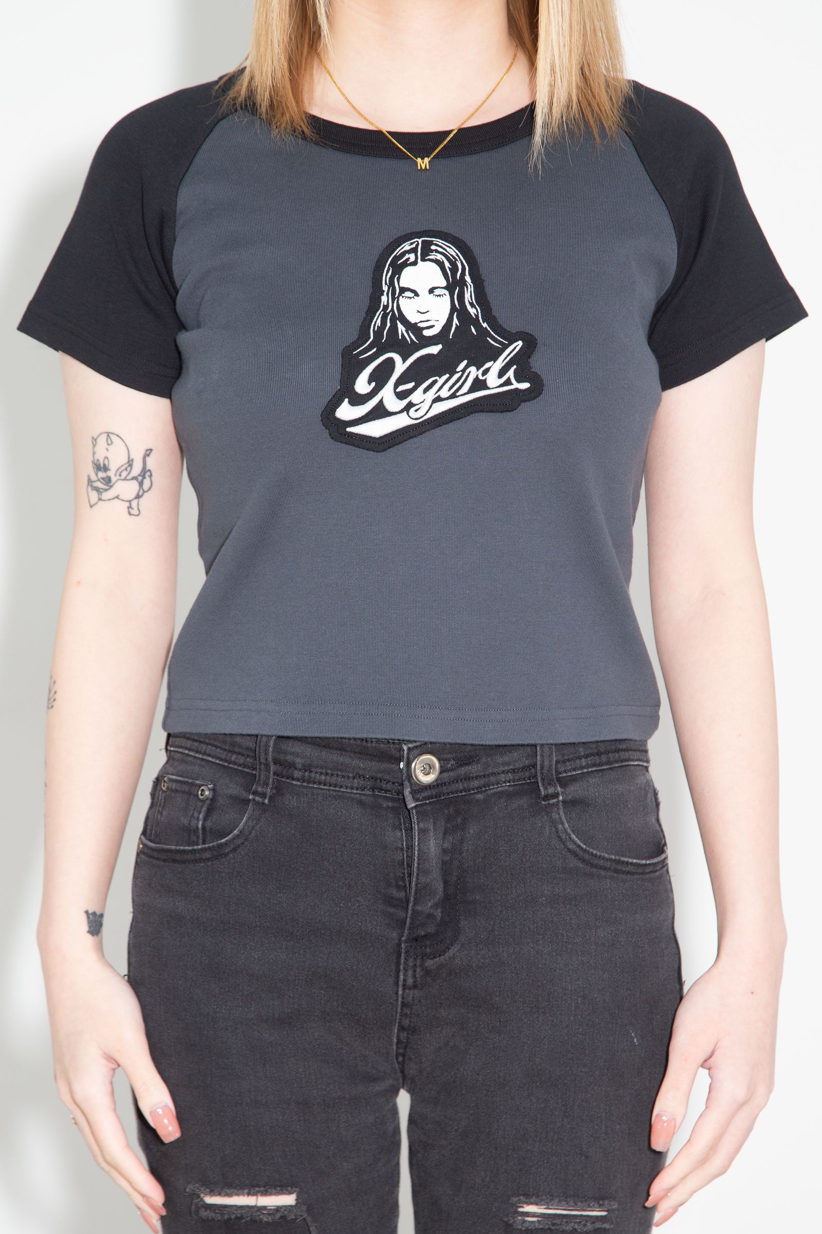 [ラスト1点 ] FACE EMBROIDERED PATCH RAGLAN S/S BABY TEE / チャコール