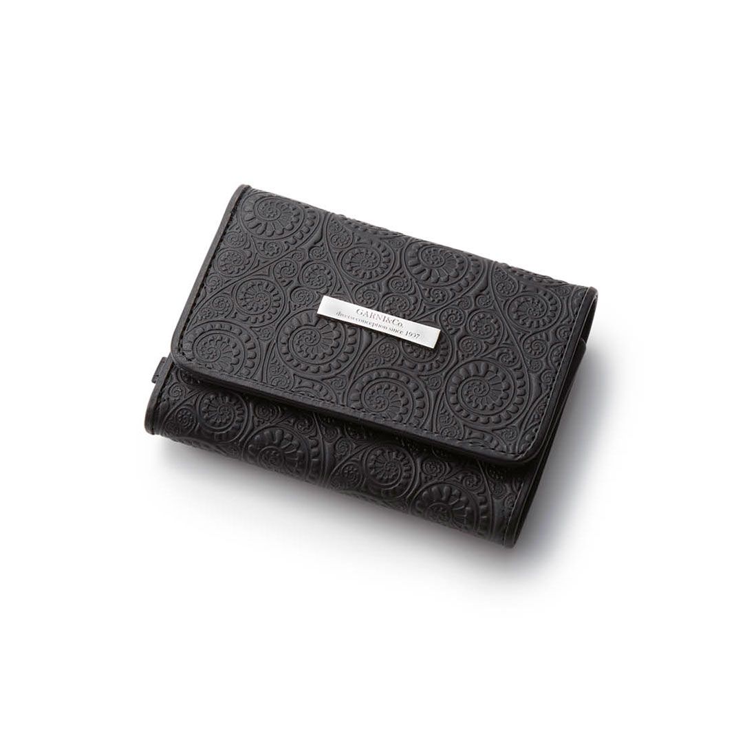 GARNI - Vine Pattern Three Fold Wallet / ブラック | Tempt