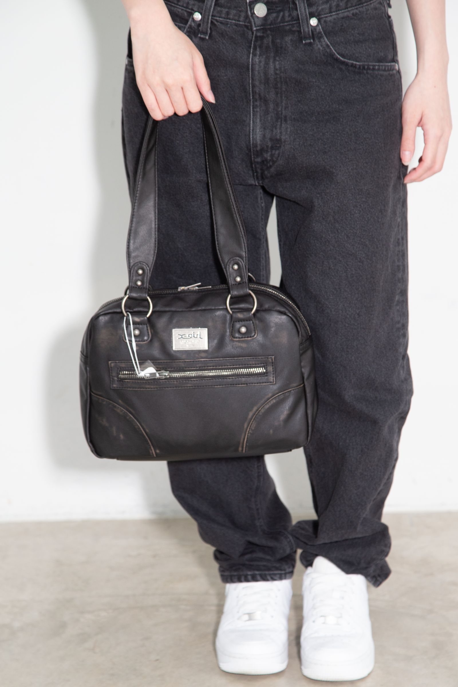 METAL LOGO PLATE FAUX LEATHER HANDBAG / ブラック