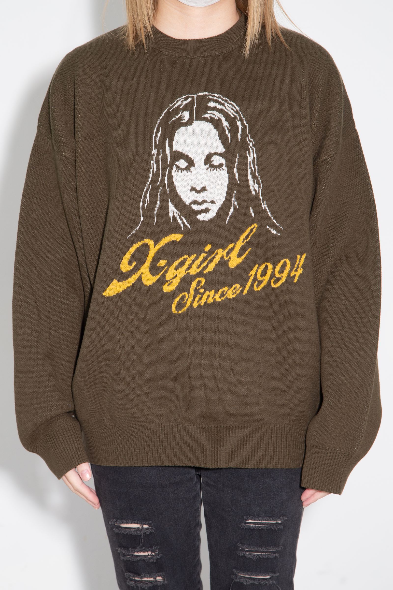 ［ラスト1点］CURSIVE LOGO AND FACE JACQUARD KNIT TOP / オリーブ