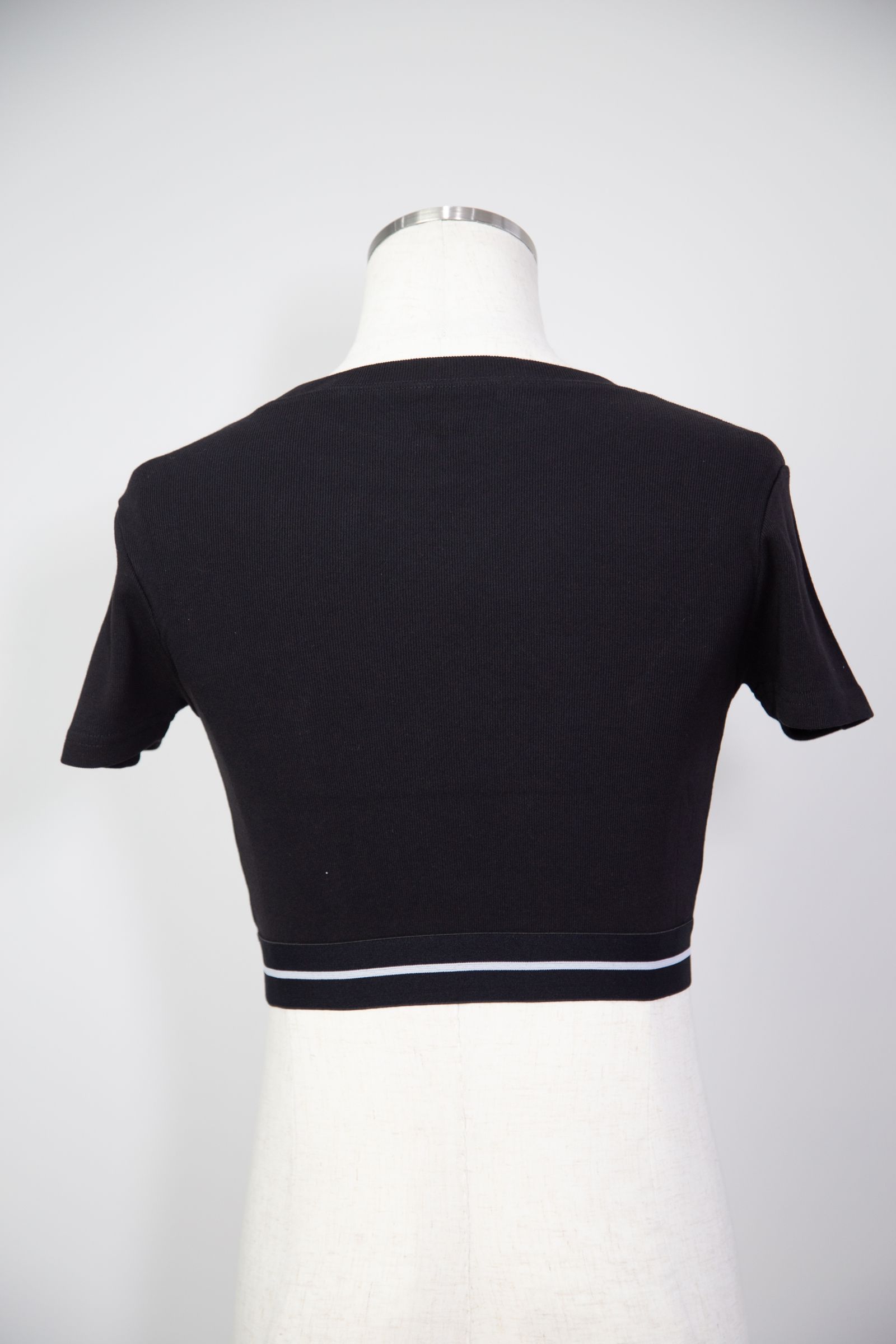 LOGO AND STRIPE CROPPED S/S TOP / ブラック