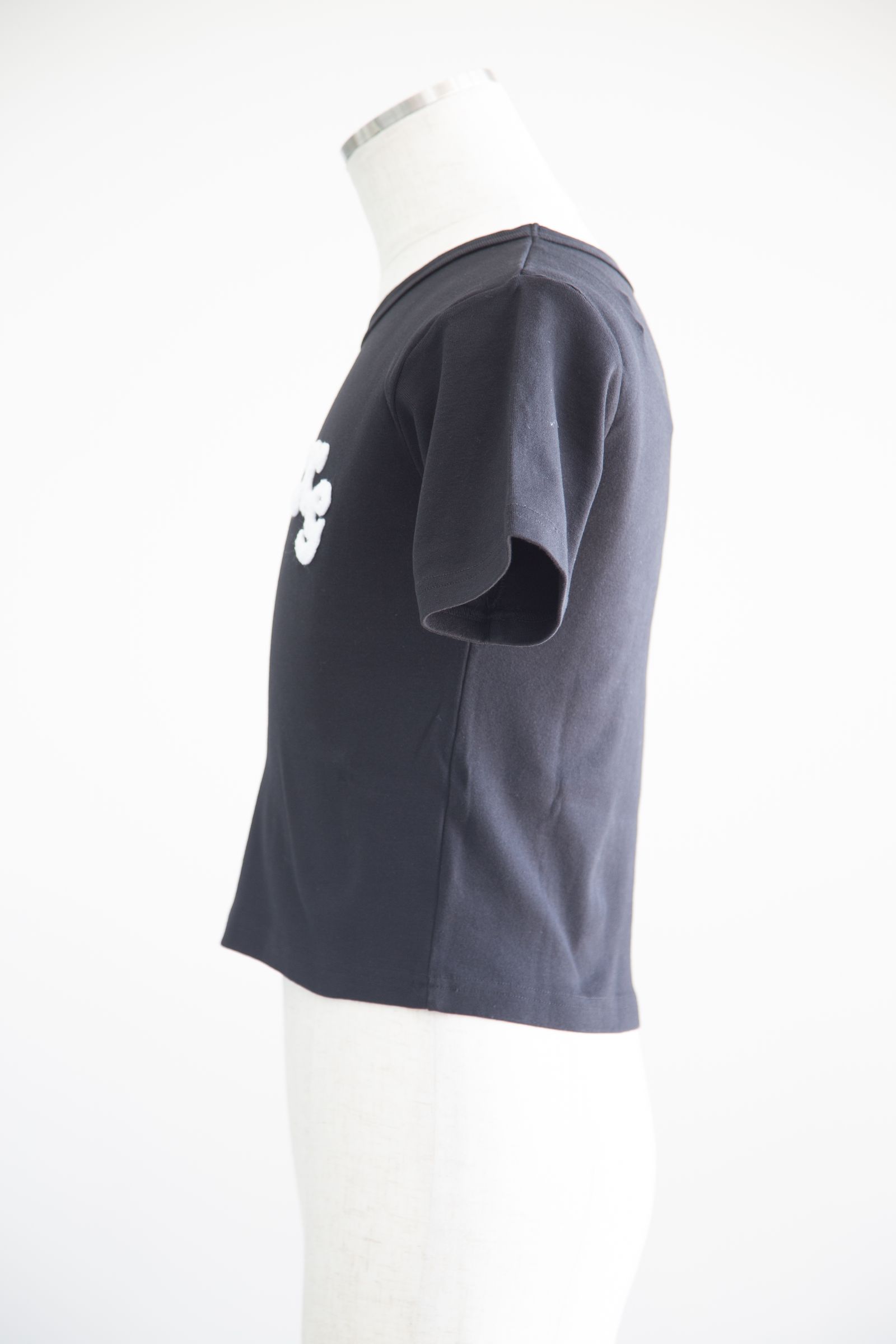 CHENILLE EMBROIDERED LOGO S/S TOP / ブラック