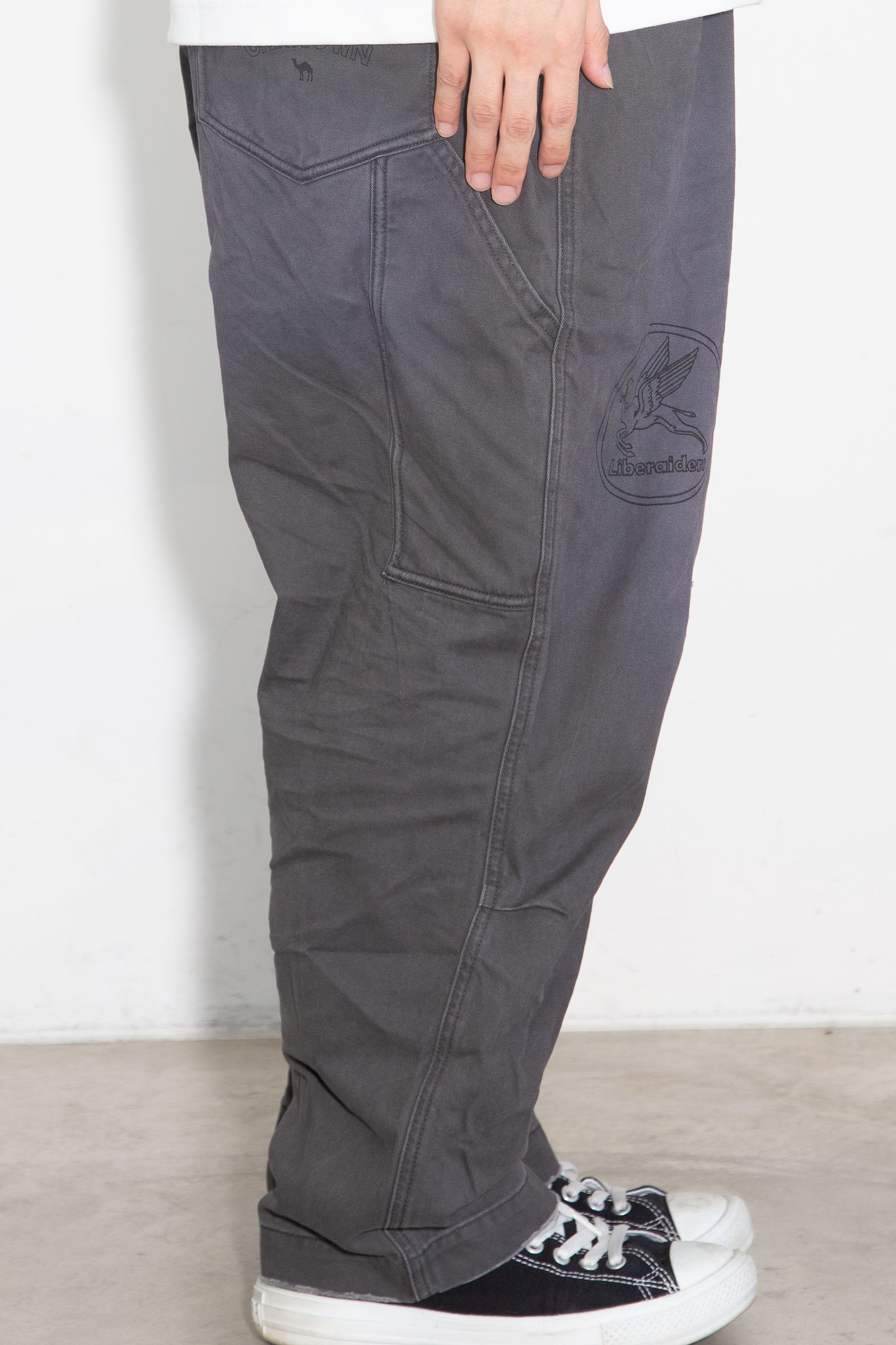 HANDWRITING PRINT CHINO SARROUEL PANTS / チャコール