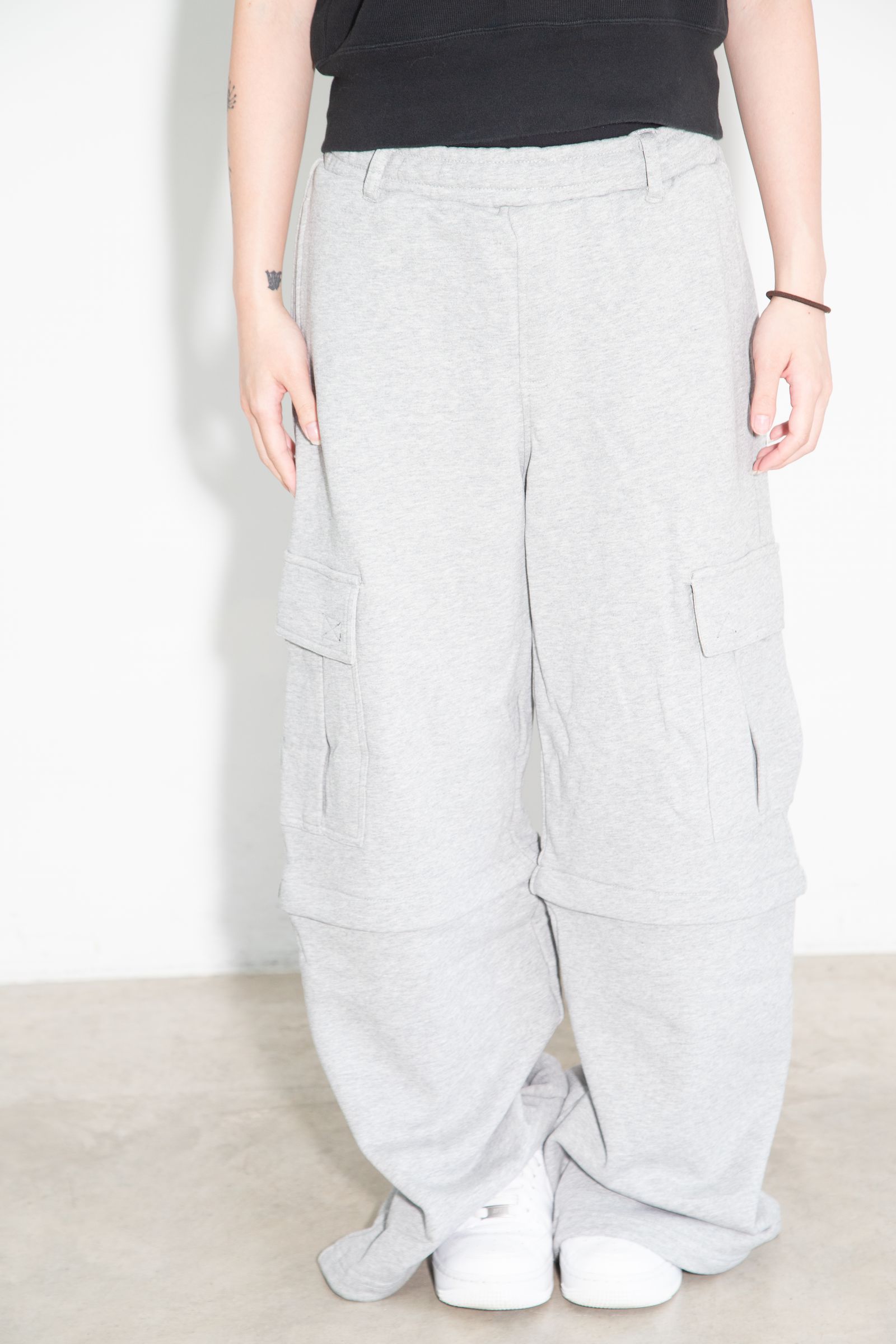[ラスト1点 サイズM] EMBLEM POCKET 2WAY BUGGY SWEATPANTS / アッシュ