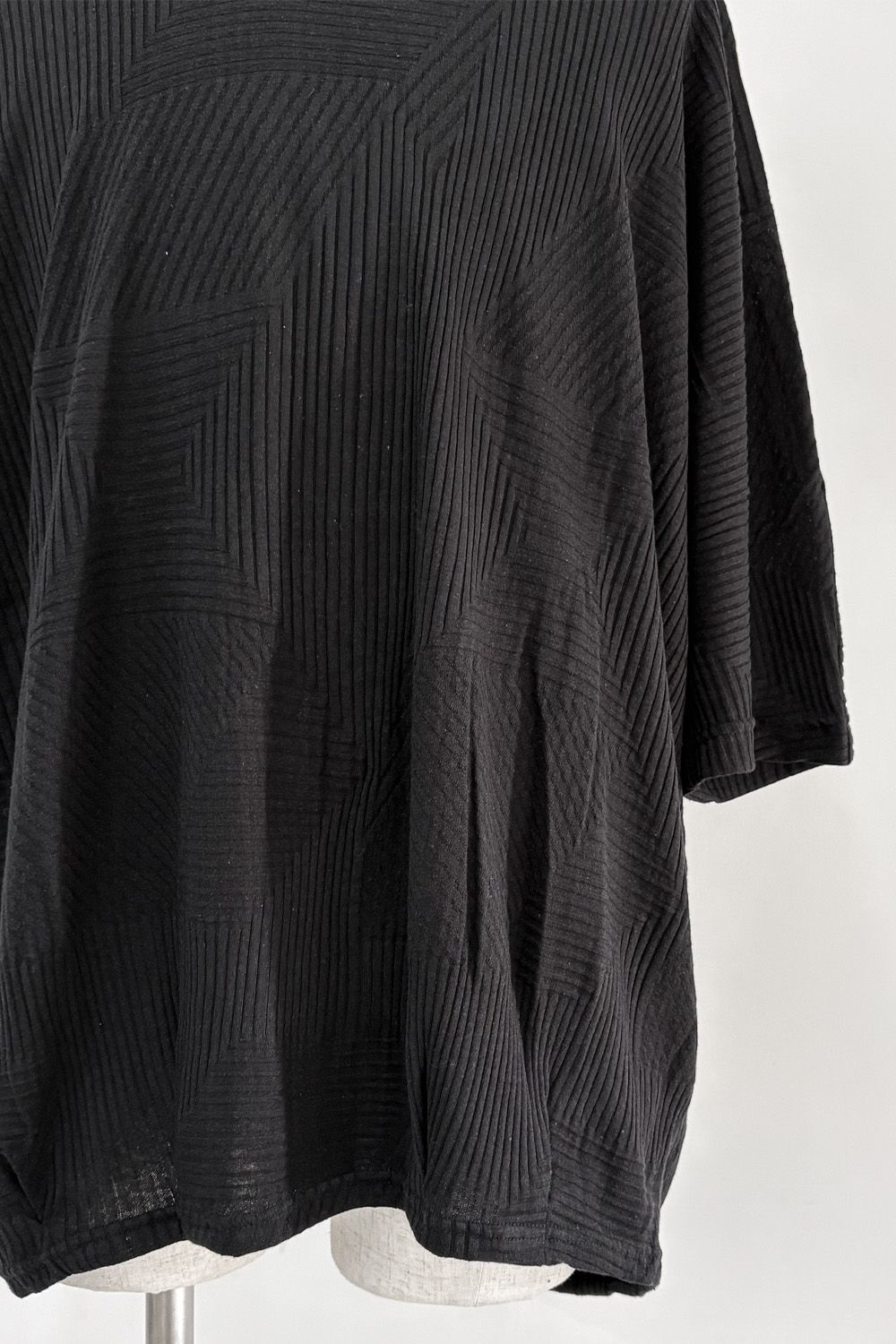 DEFORMED STRIPE PATTERN DOLMAN TEE / ブラック