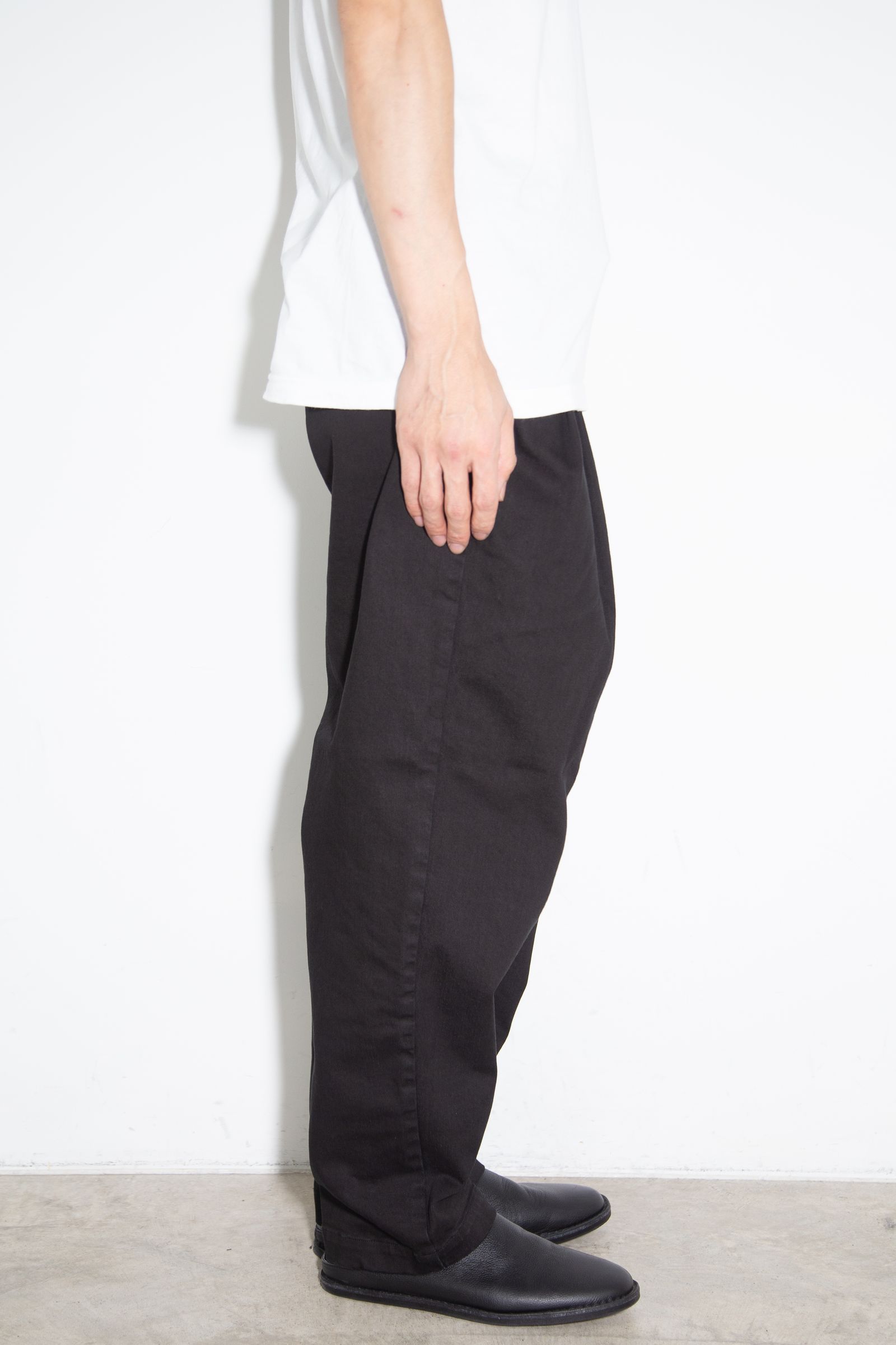 SUPIMA CO STRETCH DENIM BELTED TAPERED FIT TROUSERS / ブラック