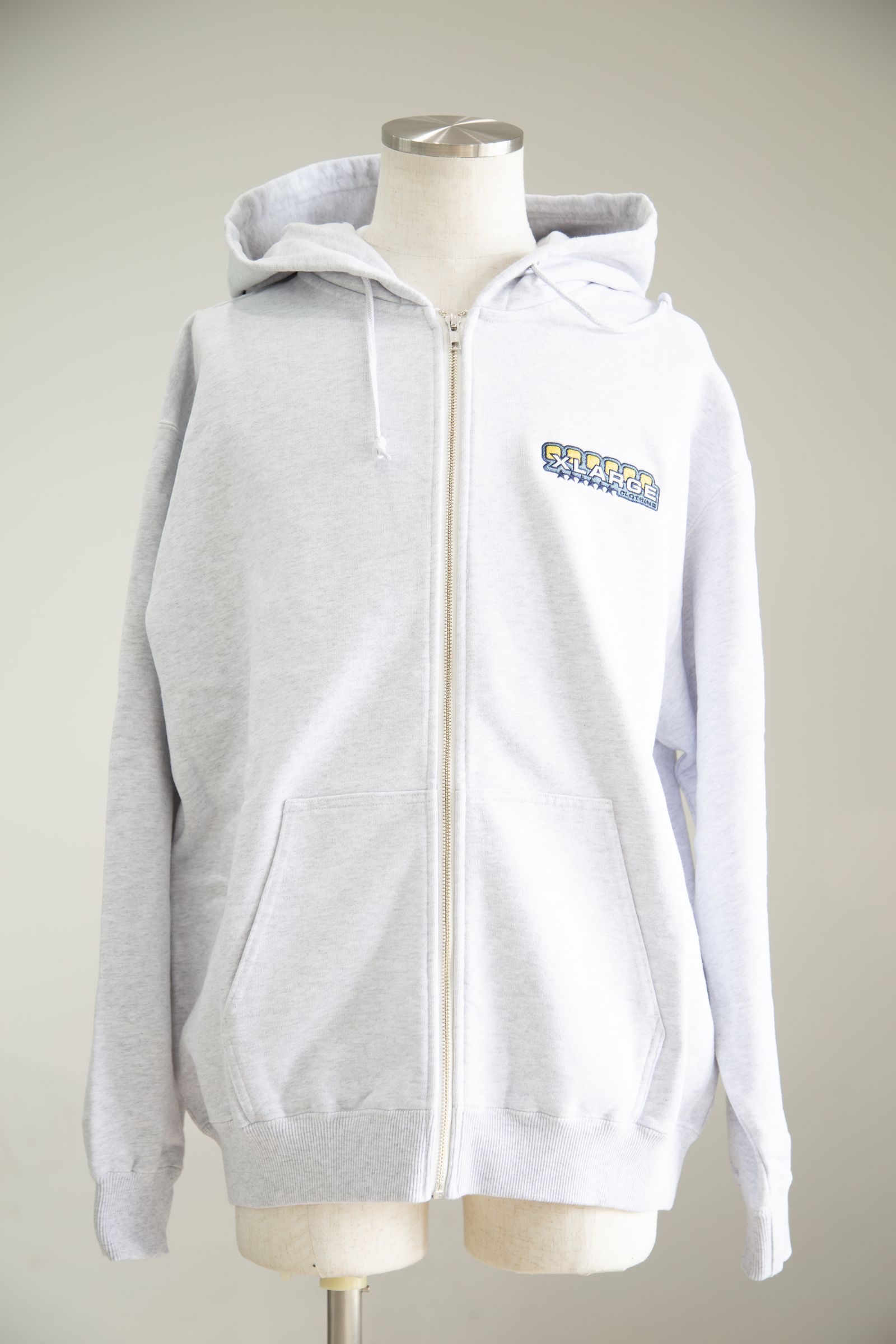 [ラスト1点 サイズM] MULTI EMBLEM ZIP HOODED SWEATSHIRT / アッシュ