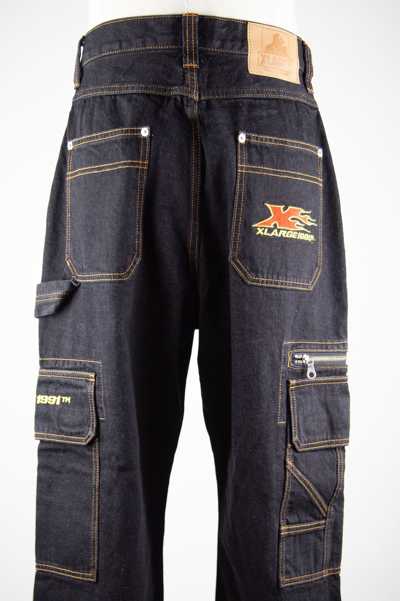 XLARGE - EMBROIDERED DENIM CARGO PANTS / ブラック | Tempt