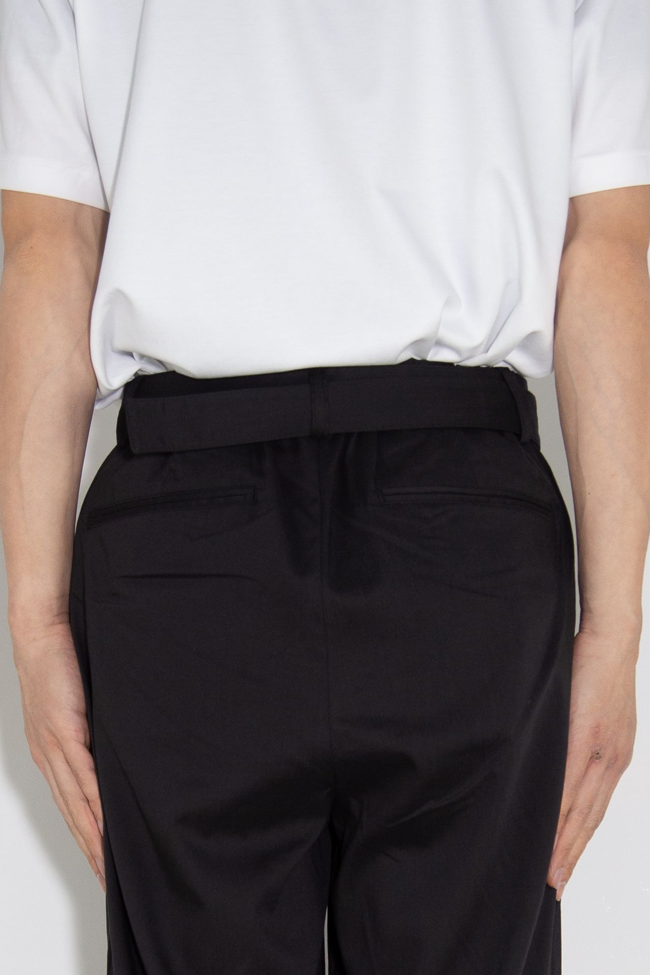 PE/LI POPLIN BELTED TAPERED FIT TROUSERS / ブラック