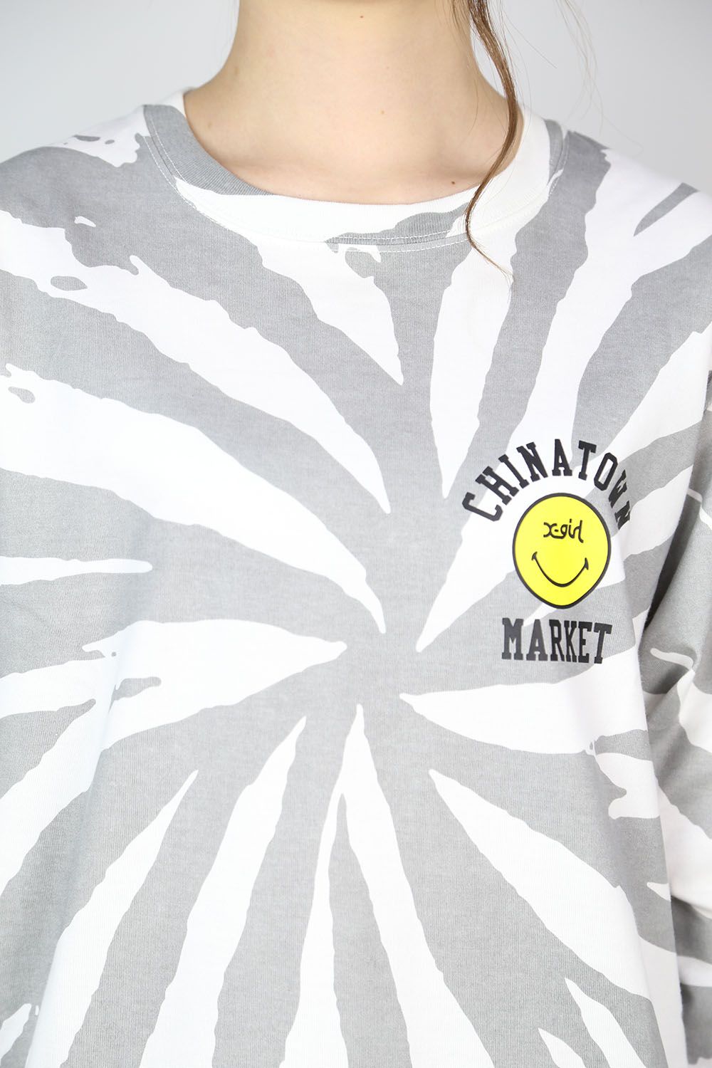 X-girl - 【X-girl × CHINATOWN MARKET】SMILEY(R) L/S TEE / グレー