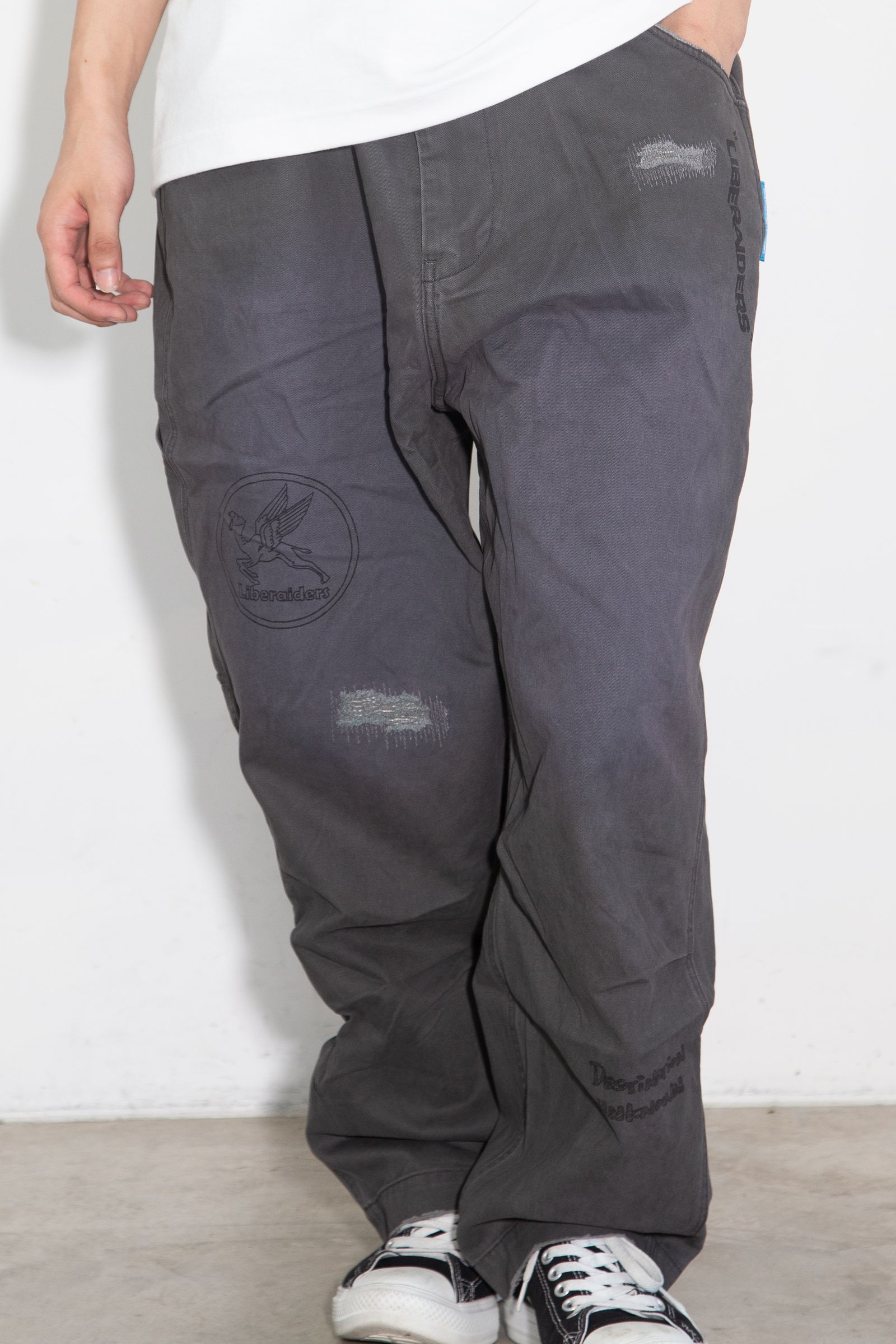 HANDWRITING PRINT CHINO SARROUEL PANTS / チャコール