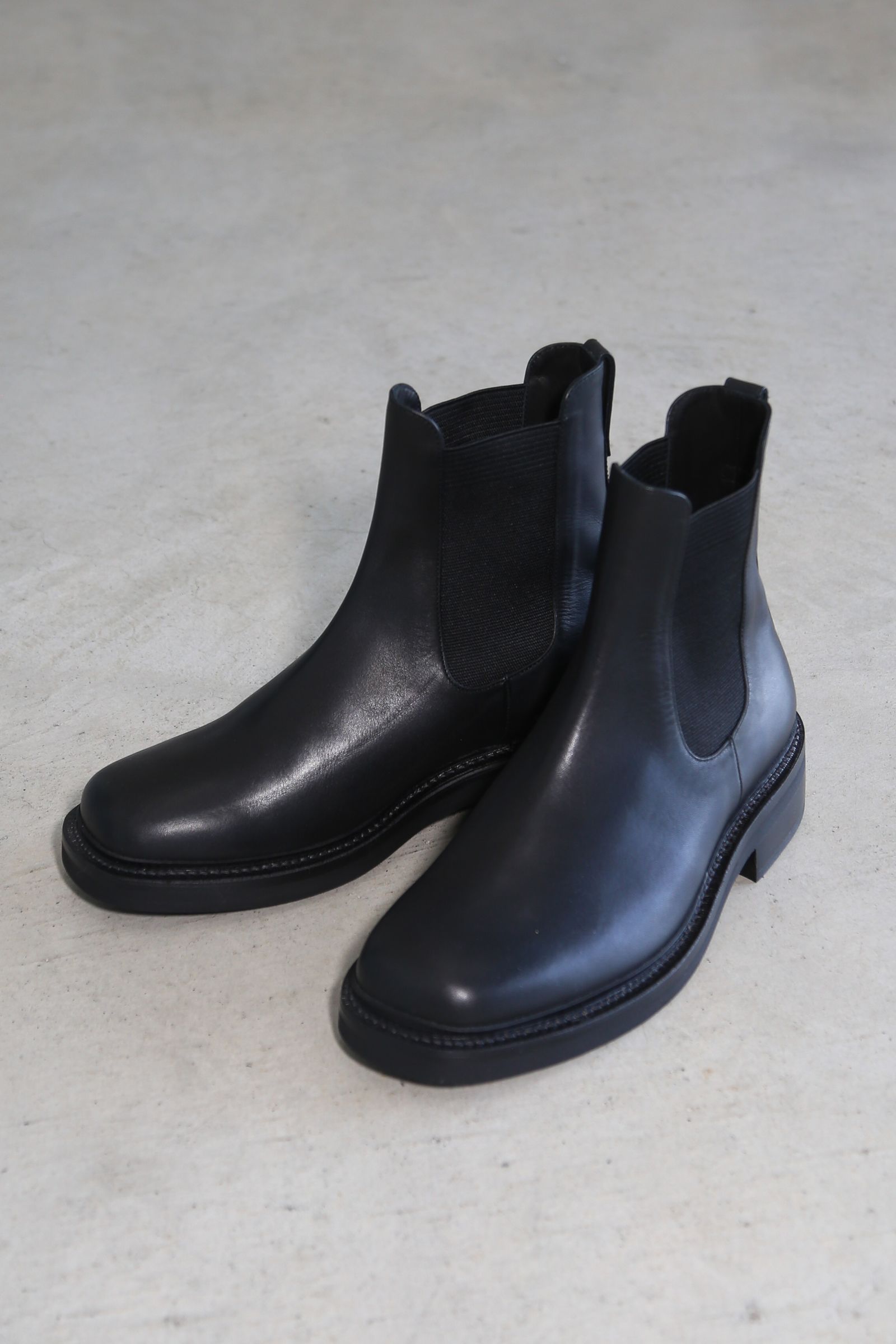 COW LEATHER CHELSEA BOOTS / ブラック