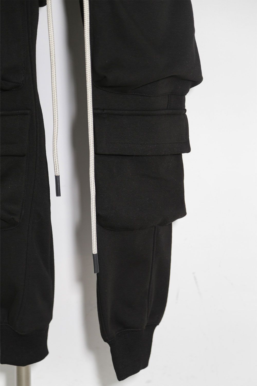 ボンバーヒートベルトカーゴサルエルスウェットパンツ / Bomber Heat Belt Cargo Sarouel Pants / ブラック / ag-10059