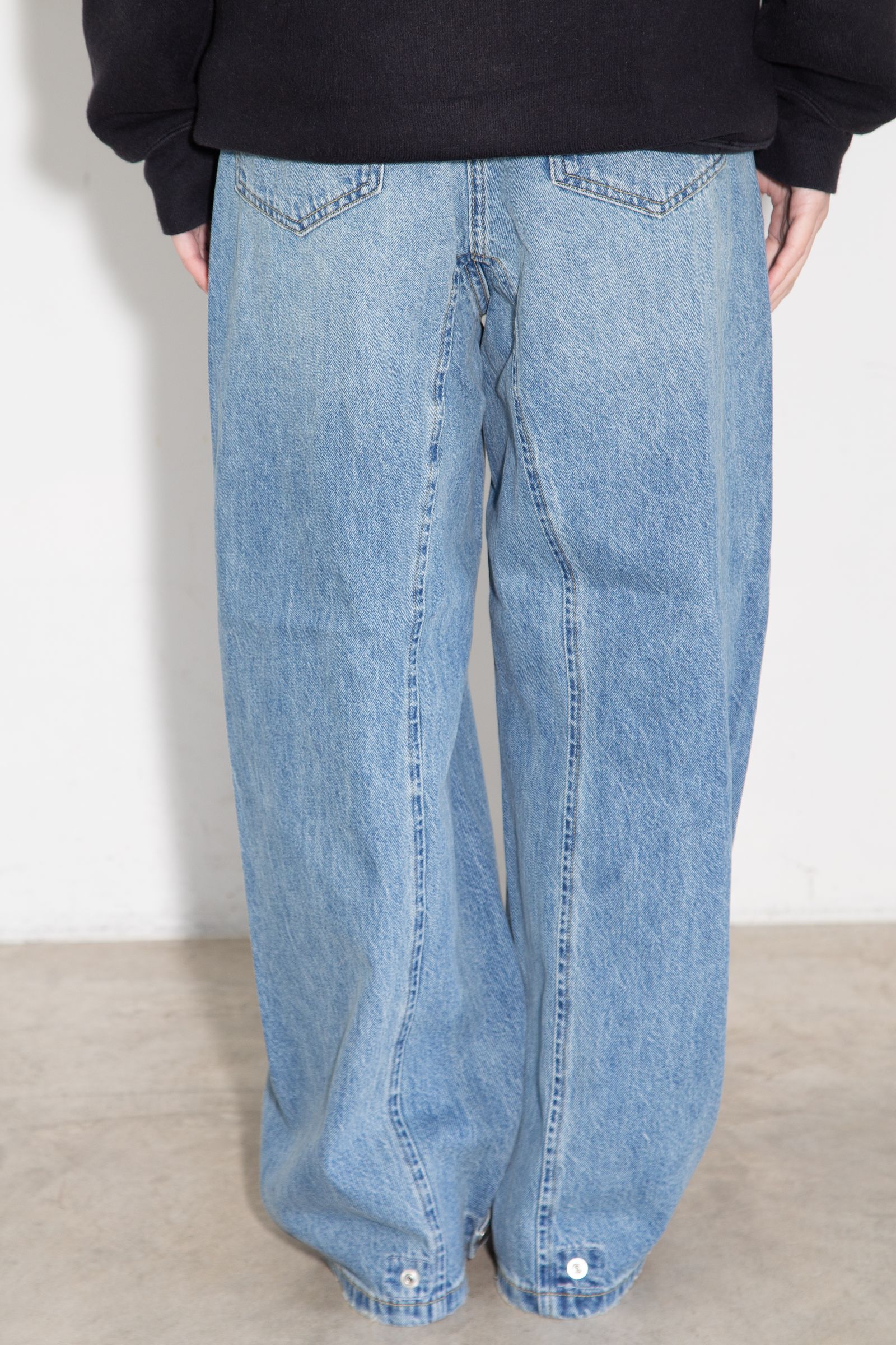 ASYMMETRIC WAIST BARREL LEG DENIM PANTS / ライトインディゴ