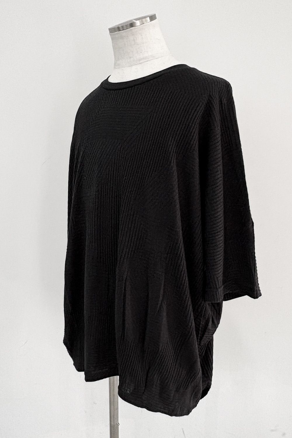 DEFORMED STRIPE PATTERN DOLMAN TEE / ブラック