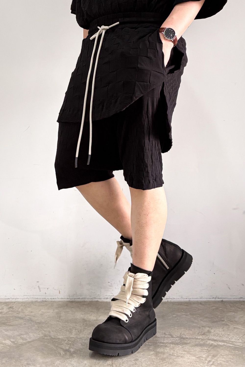 GRADIENT PLAID PATTERN LAYERED SHORTS / ブラック