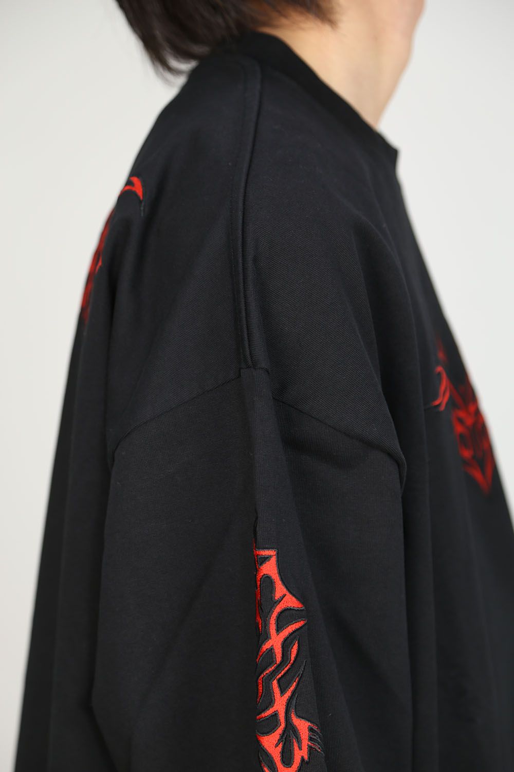 TRIBAL EMBROIDERED LONG SLEEVE / ブラック×レッド