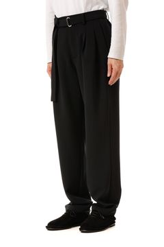 ポリエステルストレッチダブルクロス ベルト付きワイドテーパードパンツ / ブラック