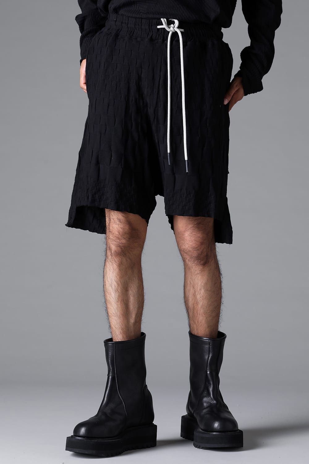 GRADIENT PLAID PATTERN SHORTS / ブラック