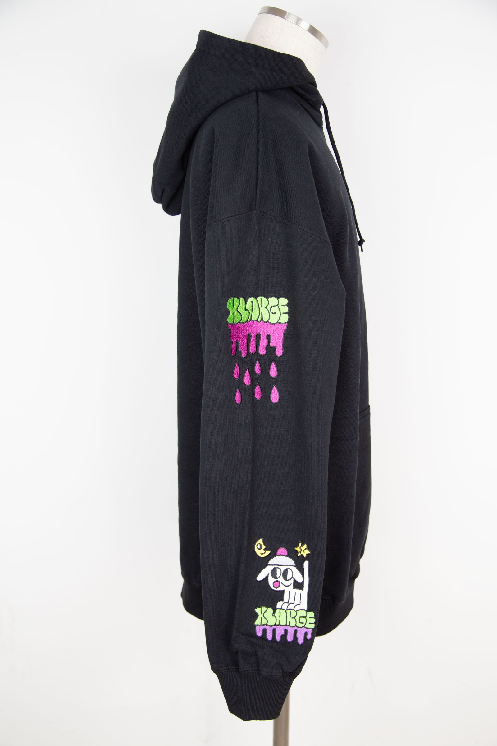 XLARGE - TIM COMIX CHENILLE EMBROIDERED HOODED SWEAT / ブラック