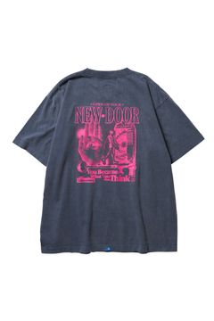 NEW DOOR TEE / チャコール