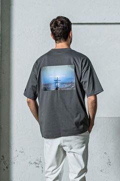 BACK Photo OVER TEE / チャコール