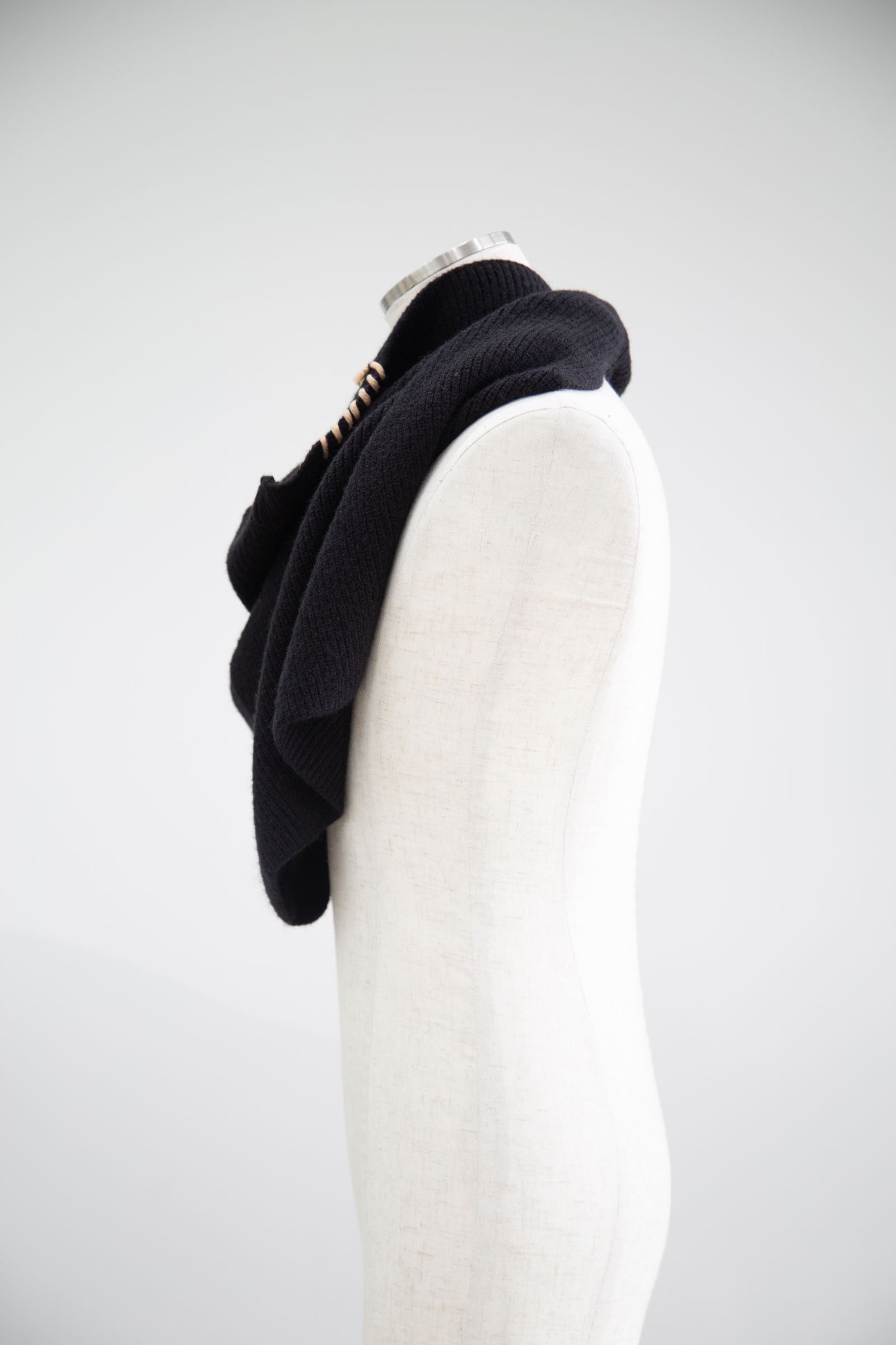 LOOPING KNIT CAPE / ブラック