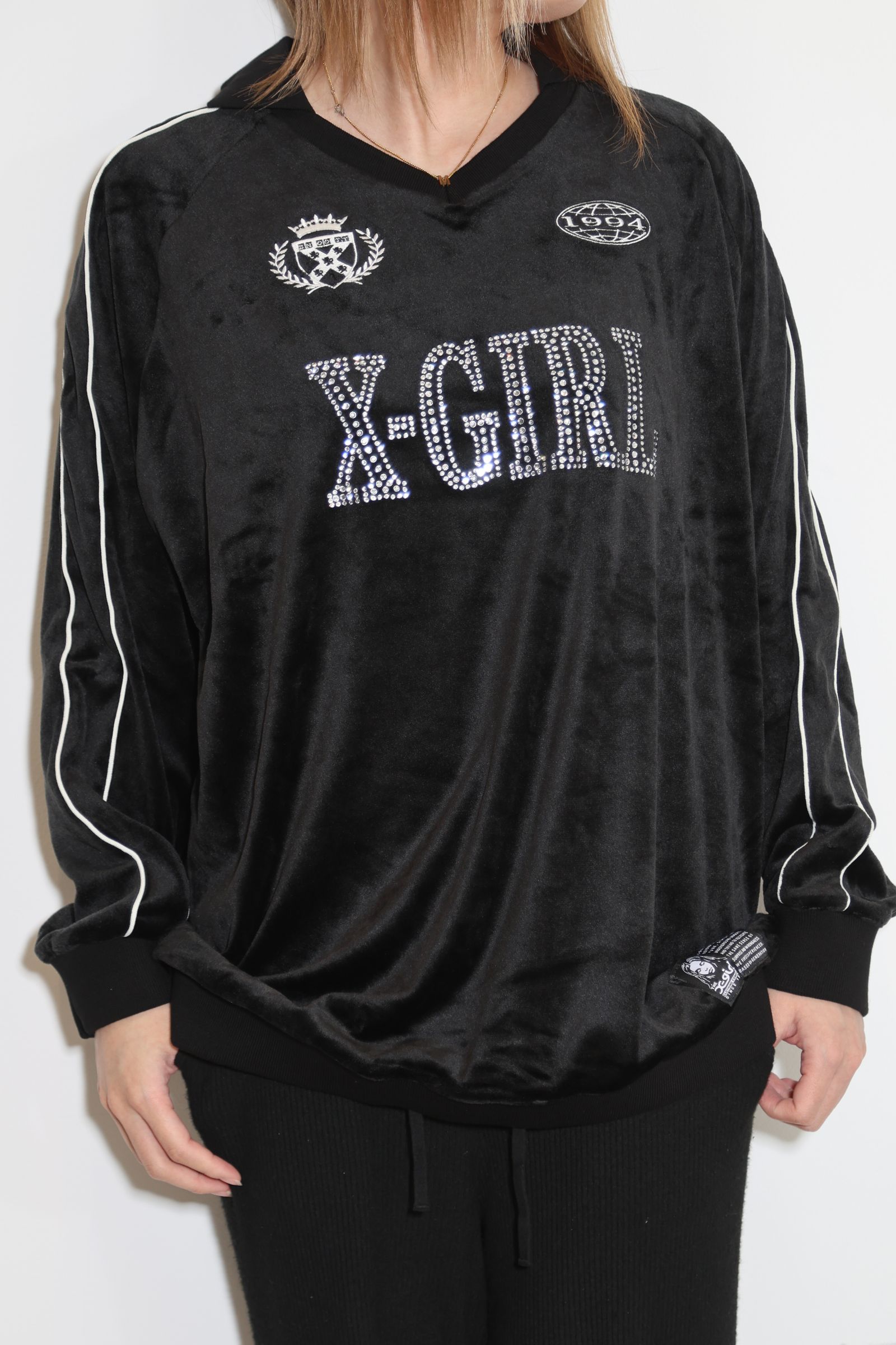 RHINESTONE LOGO VELOUR GAME SHIRT DRESS / ブラック