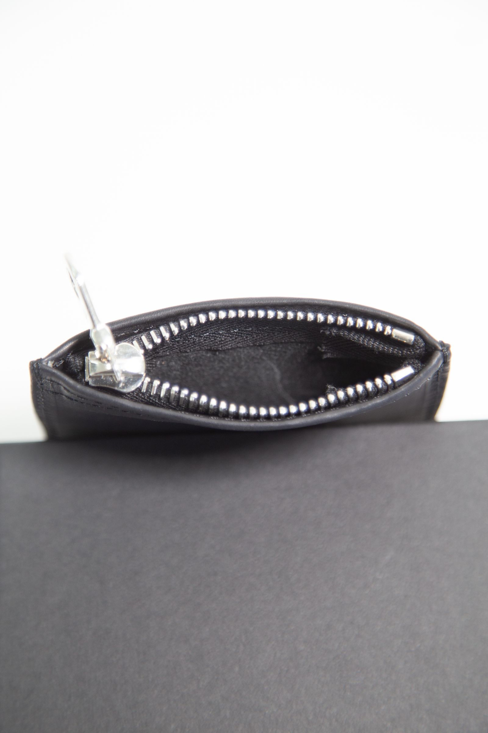 [345-41] GUIDI CALF ZIPPER CHANGE PURSE / ブラック